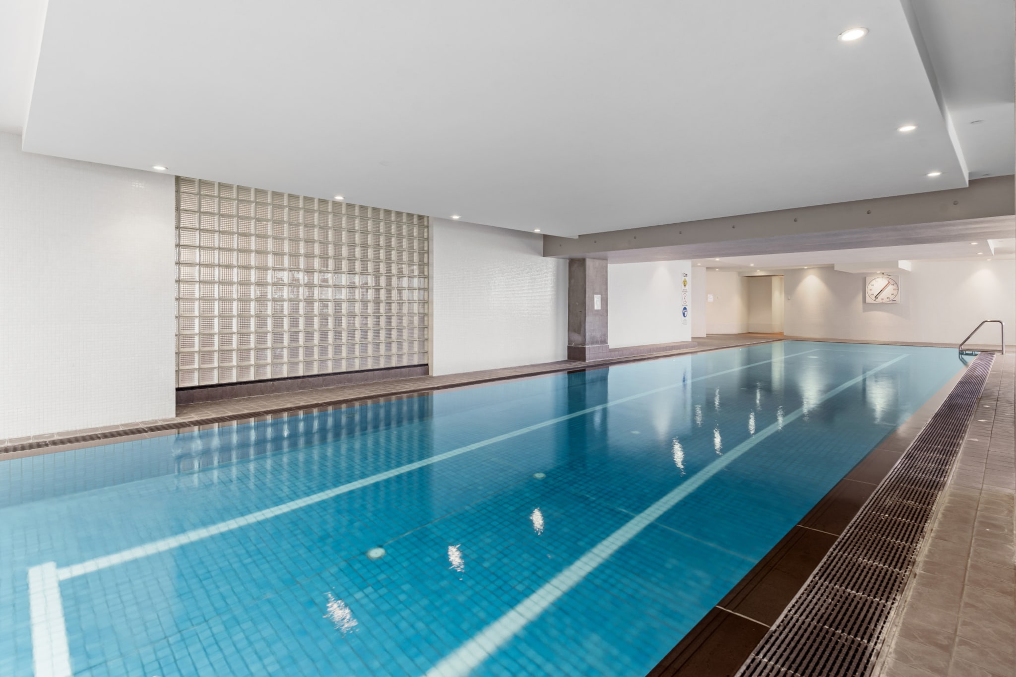 Elevator, Hot Water, Internet Access DSL, Safe, Wardrobe, Kitchen(stove, electric kettle, toaster, coffee machine, oven, microwave, dishwasher, fridge, bath tub, dishes and cutlery, Wine glasses), bedroom(Bed Linen, double king size bed, Room-darkening shades), bedroom(Queen Bed), bathroom(hairdryer, Towels/Sheets (Incl.), shampoo, body soap, Conditioner, Shower gel), bathroom(hairdryer, Towels/Sheets (Incl.), shampoo, body soap), First Aid, Indoor pool, Beach, Play area, TV, tumble dryer, cot, washing machine, balcony or terrace, heating, air conditioning, swimming pool, iron, Essentials, Long term stays allowed, Near Ocean, Town