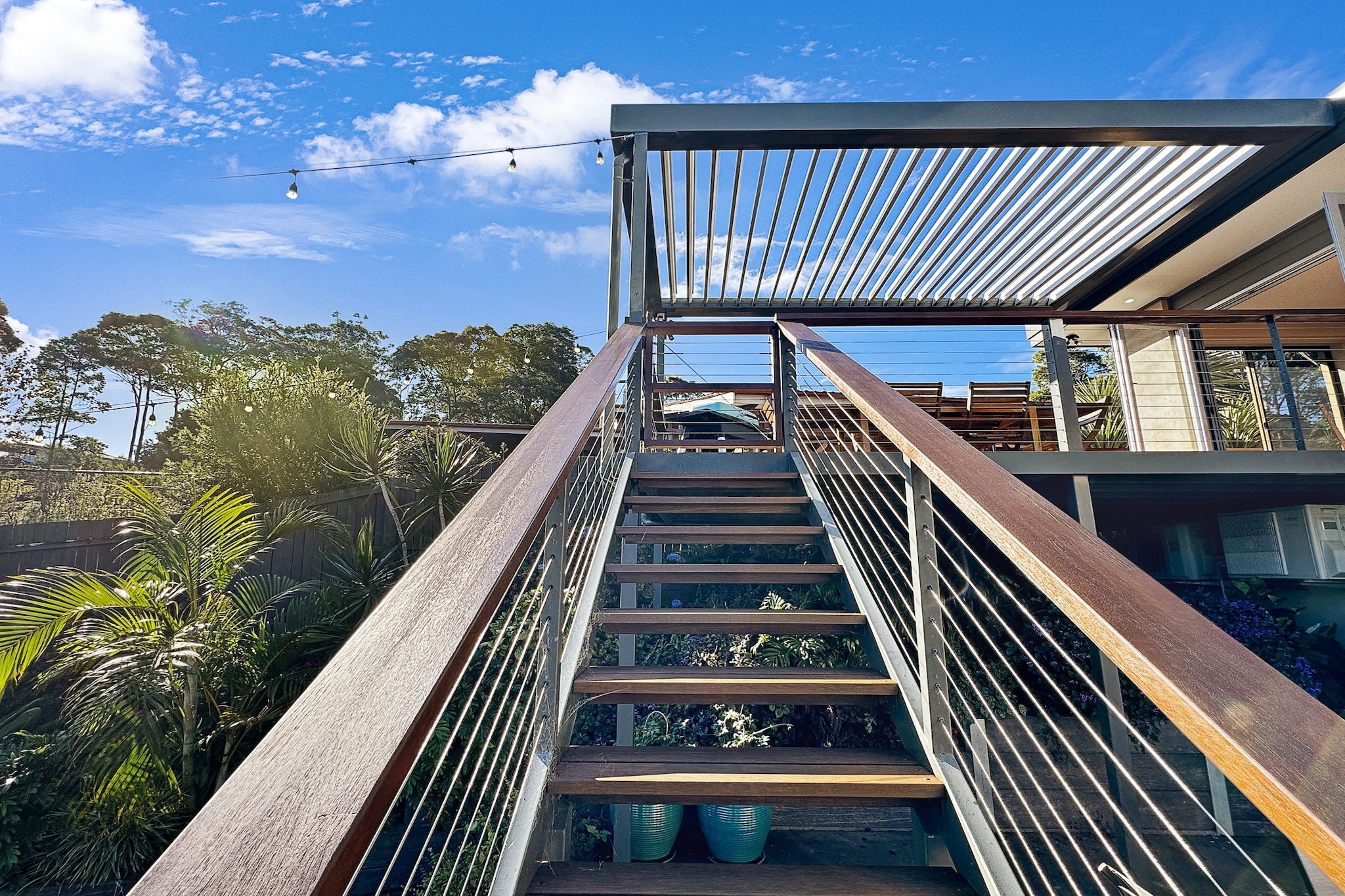 Bed Linen, Desk, Hot Water, Internet Access DSL, Wardrobe, Kitchen(stove, electric kettle, toaster, coffee machine, oven, microwave, dishwasher, fridge), bedroom(Queen Bed), bedroom(double bed), bedroom(bunk bed), bathroom(hairdryer, Towels/Sheets (Incl.), shampoo, body soap), First Aid, Beach, Play area, TV, balcony or terrace, heating, air conditioning, iron, Essentials, dishes and cutlery, Dedicated workspace, Carbon monoxide detector, Conditioner, Long term stays allowed, Mountain view, Near Ocean, Sea view, Shower gel, Town, Wine glasses