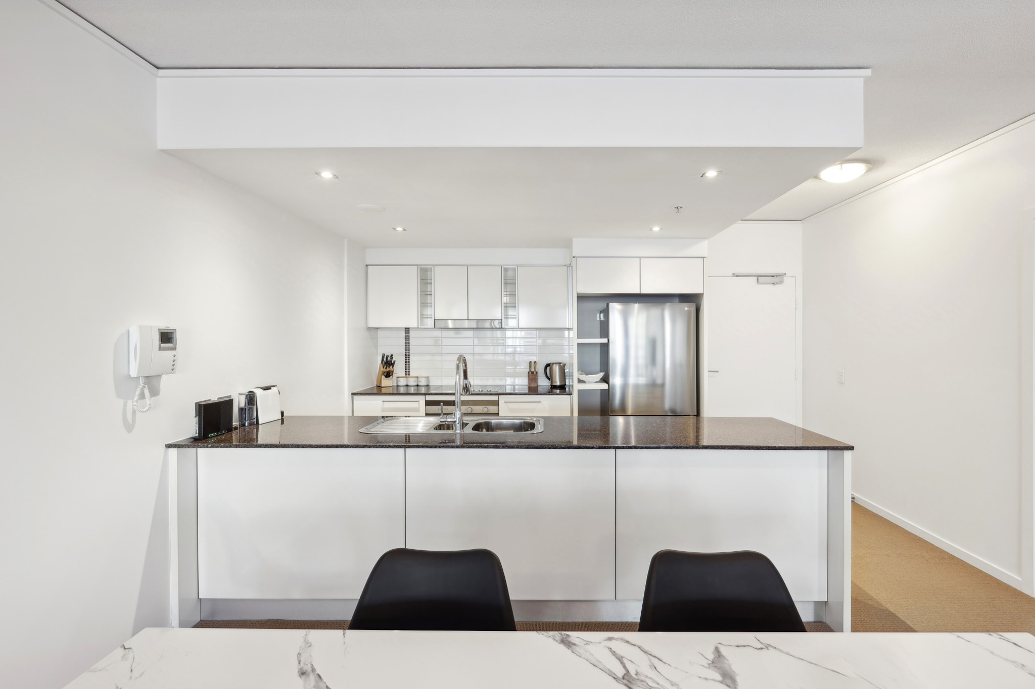 Bed Linen, Desk, Elevator, Hot Water, Internet Access DSL, Wardrobe, Living room(TV), Kitchen(stove, electric kettle, toaster, coffee machine, oven, microwave, fridge), bedroom(double king size bed), bedroom(Queen Bed), bedroom(Queen Bed), bathroom(shower, washbasin, toilet), bathroom(shower, washbasin, toilet), First Aid, Indoor pool, Beach, Play area, dishwasher, tumble dryer, bath tub, cot, washing machine, heating, air conditioning, swimming pool, private outdoor pool, iron, hairdryer, Towels/Sheets (Incl.), shampoo, body soap, Essentials, dishes and cutlery, Dedicated workspace, Conditioner, Long term stays allowed, Near Ocean, Room-darkening shades, Sea view, Shower gel, Wine glasses