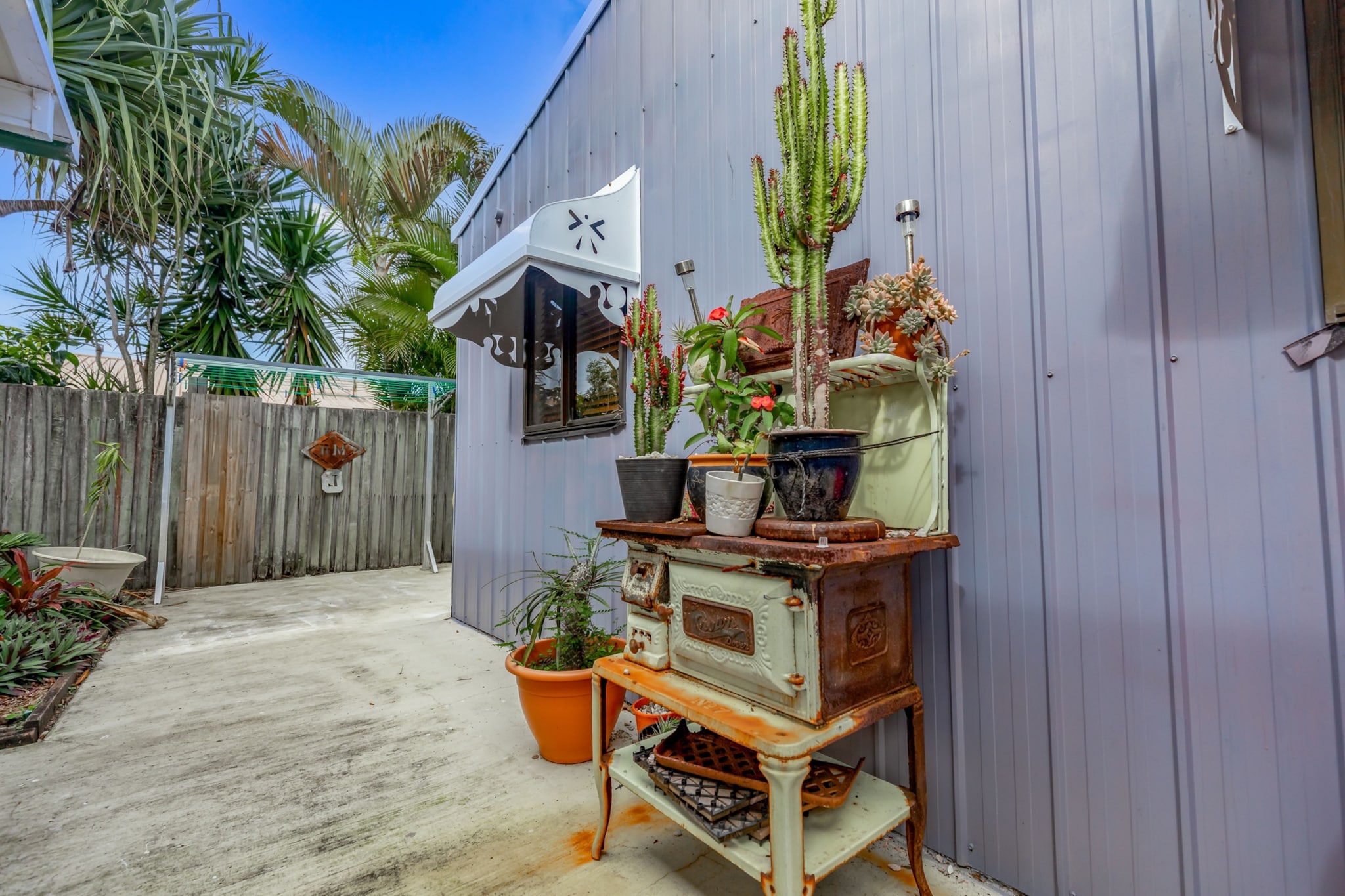 Hot Water, Internet Access DSL, Living room(TV, seating area), Kitchen(dining table, electric kettle, toaster, oven, microwave, fridge, dishes and cutlery), bedroom(Bed Linen, Wardrobe, bunk bed, Queen Bed), bathroom(shower, washbasin, toilet, Towels/Sheets (Incl.), shampoo, body soap, Essentials, Conditioner, Shower gel), First Aid, Beach, Play area, tumble dryer, washing machine, Long term stays allowed, Near Ocean, Room-darkening shades, Wine glasses