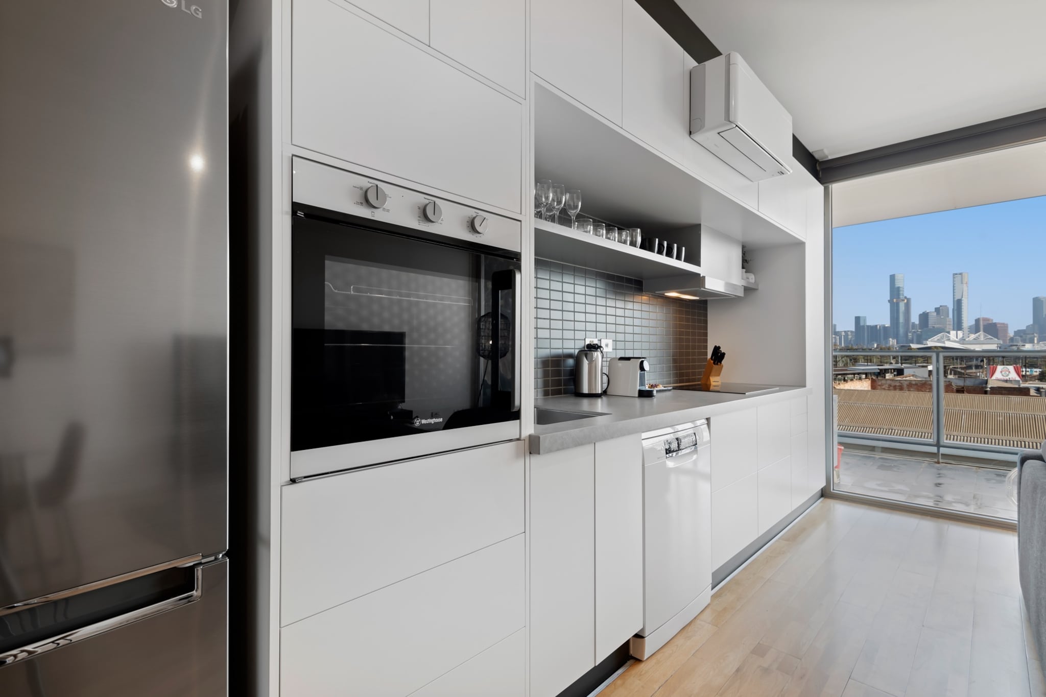 Modern 1-Bed, City Skyline Views & Close to Shops