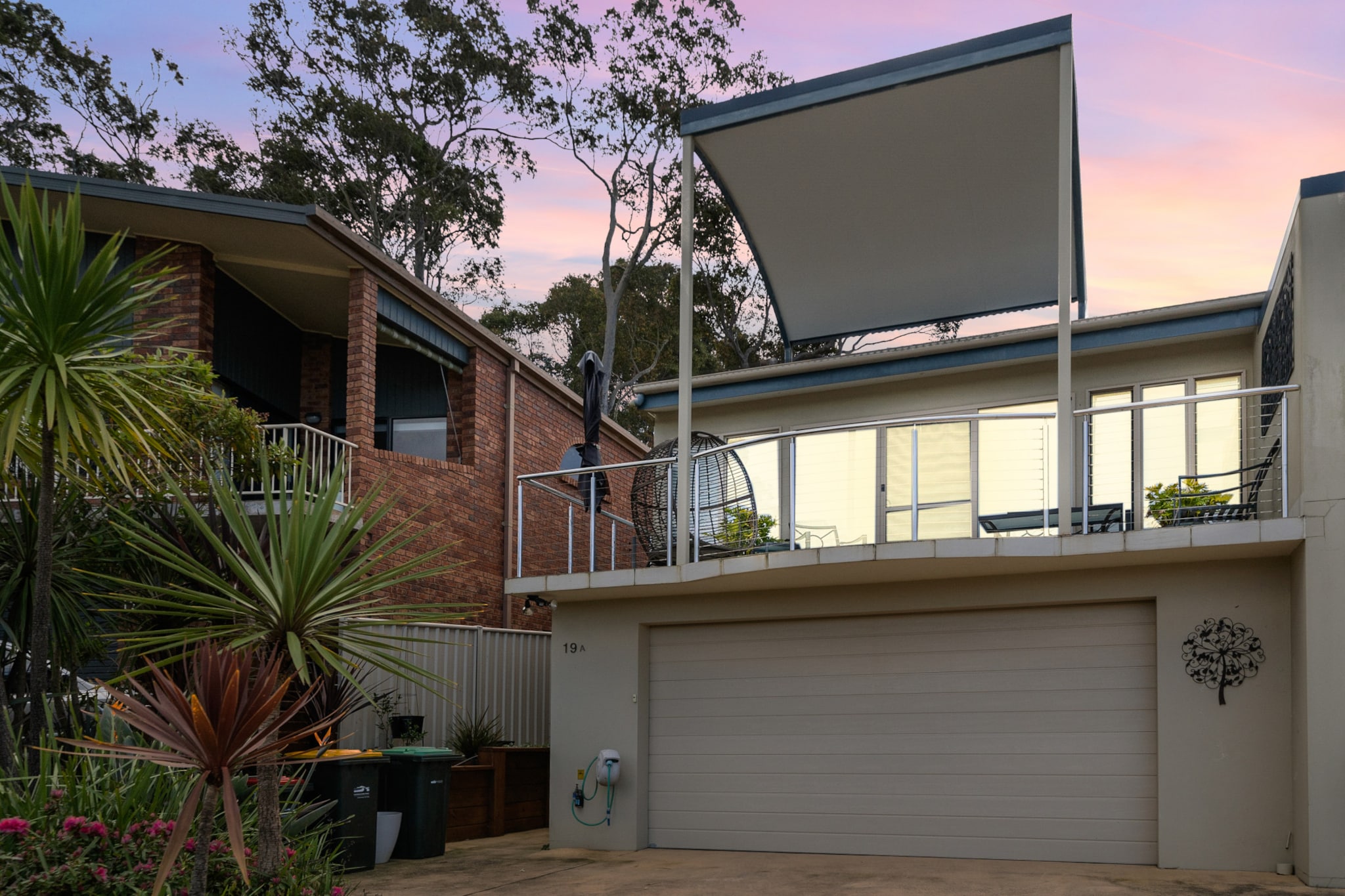 Bed Linen, Hot Water, Internet Access DSL, Wardrobe, Living room(TV), Kitchen(stove, electric kettle, toaster, coffee machine, oven, microwave, dishwasher, fridge), bedroom(double king size bed), bedroom(Queen Bed), bedroom(bunk bed), bathroom(shower, washbasin, toilet), bathroom(shower, washbasin, toilet), First Aid, Beach, Play area, tumble dryer, bath tub, cot, hot tub, washing machine, balcony or terrace, heating, air conditioning, iron, hairdryer, Towels/Sheets (Incl.), shampoo, body soap, Essentials, dishes and cutlery, Cooking basics, Conditioner, Long term stays allowed, Near Ocean, Sea view, Shower gel, Wine glasses