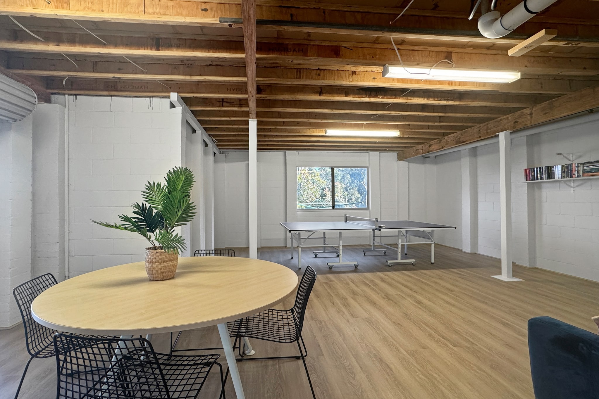 Bed Linen, Desk, Hot Water, Internet Access DSL, Wardrobe, Living room(TV), Kitchen(stove, electric kettle, toaster, coffee machine, oven, microwave, dishwasher, fridge), bedroom(double king size bed), bedroom(Queen Bed), bedroom(Queen Bed), bedroom(2x single bed), bathroom(shower, washbasin, toilet), bathroom(shower, washbasin, toilet), First Aid, Beach, Play area, tumble dryer, bath tub, washing machine, balcony or terrace, heating, air conditioning, iron, hairdryer, Towels/Sheets (Incl.), shampoo, body soap, Essentials, dishes and cutlery, Dedicated workspace, Cooking basics, Carbon monoxide detector, Conditioner, Long term stays allowed, Room-darkening shades, Shower gel, Wine glasses