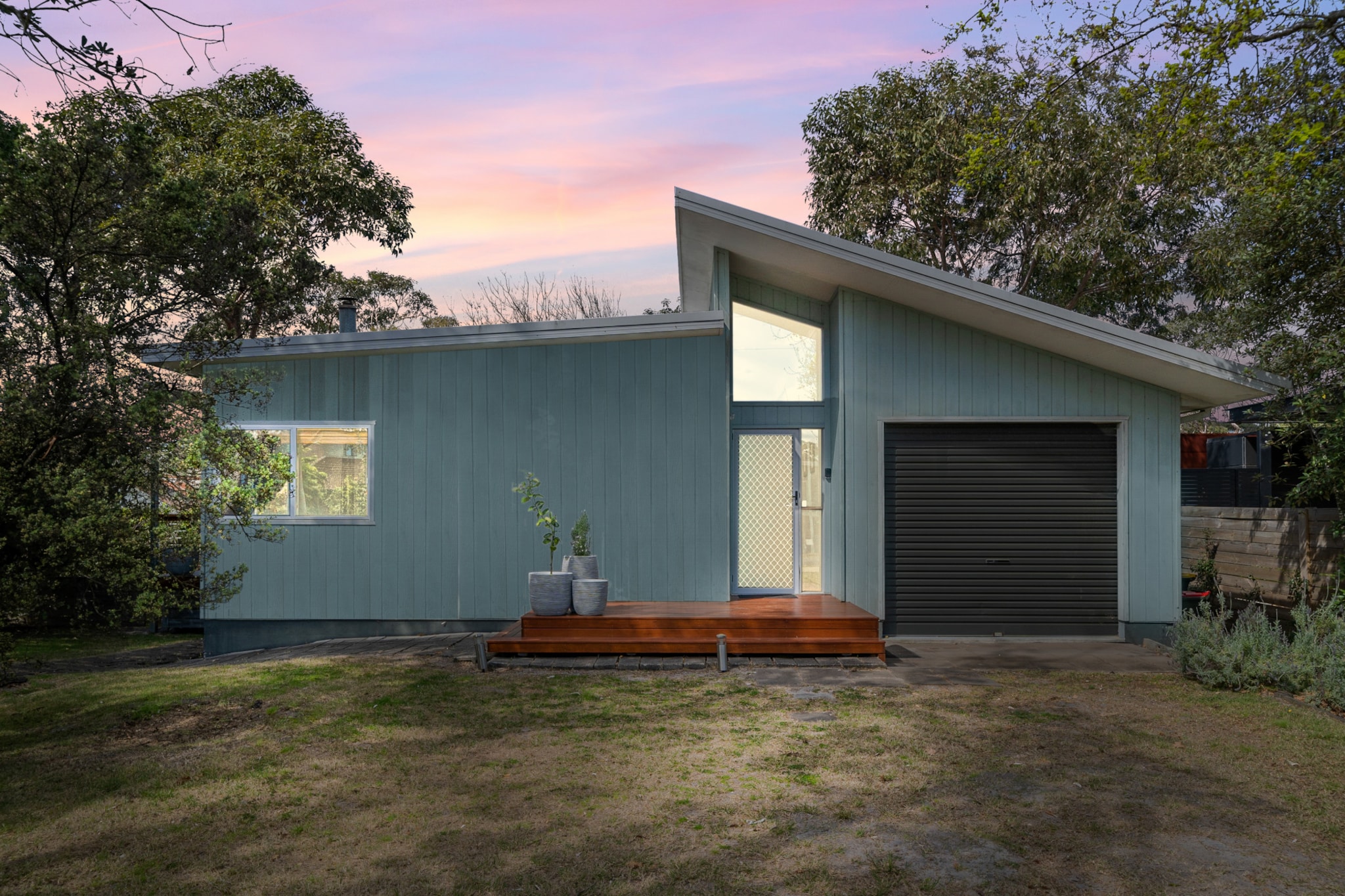 Cosy Getaway with Fireplace and Spacious Backyard