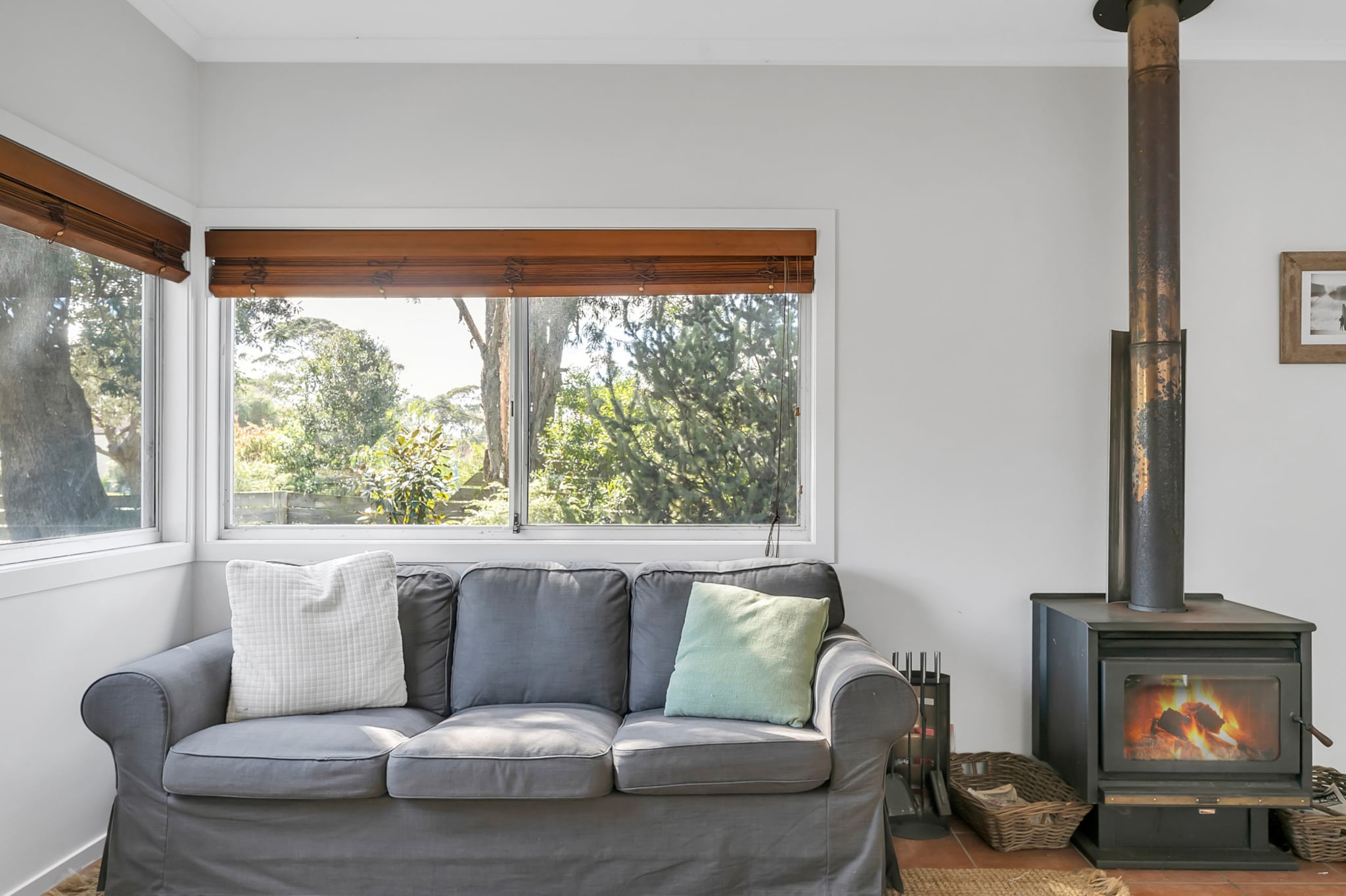 Cosy Getaway with Fireplace and Spacious Backyard