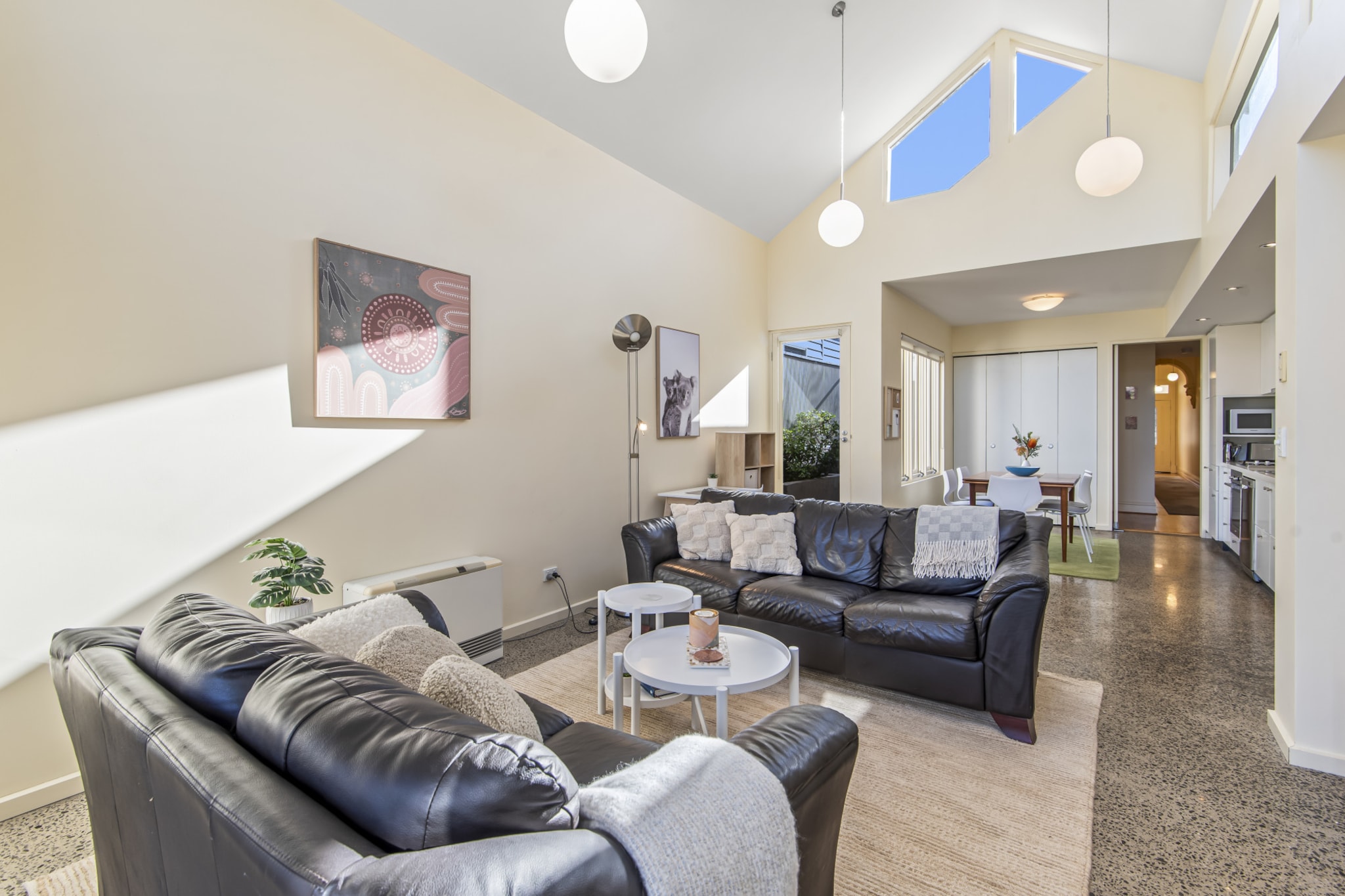 Bed Linen, Desk, Hot Water, Internet Access DSL, Wardrobe, Kitchen(stove, electric kettle, toaster, coffee machine, oven, microwave, dishwasher, fridge, freezer), bedroom(Queen Bed), bedroom(2x single bed), bathroom(bath tub, shower, toilet), First Aid, Indoor play area, Play area, TV, stove, electric kettle, toaster, coffee machine, oven, microwave, dishwasher, fridge, tumble dryer, bath tub, washing machine, heating, air conditioning, iron, hairdryer, Towels/Sheets (Incl.), shampoo, body soap, Essentials, dishes and cutlery, Dedicated workspace, Carbon monoxide detector, Conditioner, Long term stays allowed, Room-darkening shades, Shower gel, Town, Wine glasses