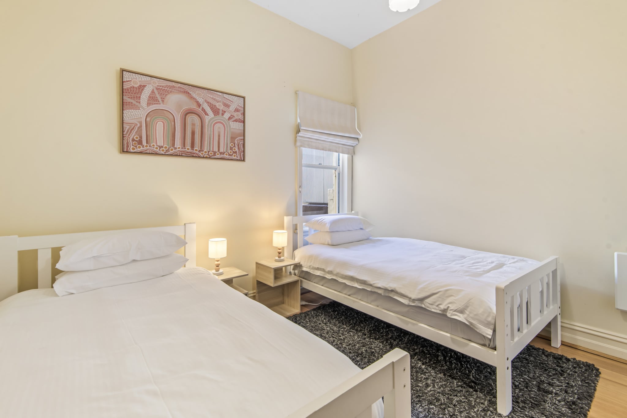 Wat is er nou leuker dan Melbourne, een charmant Victoriaans huis? Dit prachtige erfgoedhuis met twee slaapkamers ligt in het hart van Brunswick, bekend om zijn levendige kunstzinnige scene. Op slechts enkele minuten van Sydney Road, Brunswick Baths, Princes Park, Brunswick East Village en het openbaar vervoer, biedt deze woning comfortabele interieurs, stijlvolle decoratie en onberispelijk comfort. Dompel uzelf onder in de bruisende binnenstadscultuur van Melbourne, dicht bij alle essentiële voorzieningen, voor een heerlijke vakantie.

De ruimte
Dit charmante Victoriaanse huis biedt een typische Melbourne-woonervaring, een combinatie van comfort en stijl. De ruime, open woonkamer baadt in natuurlijk licht via grote ramen en dakramen, strategisch geplaatst in hoge plafonds, en beschikt over een gezellige lounge, een volledig uitgeruste keuken en een eetgedeelte dat uitkomt op een privépatio, perfect om van de zon te genieten. De slaapkamers zijn uitnodigend en de verzorgde badkamer heeft een inloopdouche. Met airconditioning, een interne wasruimte en een onovertroffen locatie biedt dit huis gemakkelijke toegang tot boetiekjes, trendy cafés, lokale voorzieningen en bezienswaardigheden. Dankzij de gunstige openbaarvervoersverbindingen en de self-check-in is dit een ideale plek om te ontspannen en te genieten van uw vakantie in Melbourne.

Woonkamer
- Bank voor 5 personen
- Tv beschikbaar met gratis te ontvangen en streamingopties (gasten gebruiken hun eigen inloggegevens)

Keuken & Eetgedeelte
- Volledig uitgerust met keukengerei en bestek
- Oven en gasfornuis
- Eetgedeelte voor 6 personen

Badkamer & Wasruimte
- Wasruimte met wasmachine en droger
- Reisbenodigdheden, handdoeken en föhn aanwezig

Voorzieningen
- Centrale airconditioning (verwarming + koeling) - Moet om 22.00 uur worden uitgeschakeld vanwege omgevingsgeluid
- Staande ventilatoren
- Draagbare kachels
- NBN snelle wifi is beschikbaar
- Parkeren is de hele dag mogelijk in de aangrenzende straat (30 meter verderop)
- Huisdiervriendelijke accommodatie
- Toegang tot voorzieningen: privéterras met zitgelegenheid
Omschrijving van de omgeving
Brunswick is een levendige en eclectische buitenwijk op slechts 6 km ten noorden van het zakendistrict van Melbourne. De wijk staat bekend om zijn levendige kunst- en muziekscene en herbergt talloze cafés, bars en onafhankelijke boetiekjes, met name langs Sydney Road. De diverse gemeenschap van Brunswick bestaat uit een mix van vaste bewoners, jonge professionals en studenten, met de Brunswick-campus van RMIT University en de nabijheid van de Universiteit van Melbourne. De wijk beschikt over talloze parken en groene ruimtes, zoals Princes Park en Gilpin Park, die recreatiemogelijkheden bieden. Brunswick is goed bereikbaar met het openbaar vervoer en heeft verschillende treinstations aan de Upfield-lijn, tramlijnen en busdiensten, waardoor het een gunstige en dynamische plek is om te wonen.
Huisregels
U verblijft in een vriendelijke en rustige buurt en wij vragen u vriendelijk om respect te tonen voor de buurt en uw buren. De volgende strikte huisregels zijn van toepassing:

- Geen lawaai tussen 22.00 en 08.00 uur
- Geen feestjes of asociaal gedrag
- Geen extra personen mogen de accommodatie betreden zonder onze voorafgaande toestemming
- Huisdieren zijn niet toegestaan ​​zonder toestemming
- Roken is te allen tijde verboden
- Als u iets kapotmaakt, laat het ons dan weten
- Draag geen schoenen in de accommodatie om alle vloerbedekking te beschermen

Houd er rekening mee dat overmatig lawaai, zoals versterkte muziek, zang of geschreeuw, of asociaal gedrag in de accommodatie of gemeenschappelijke ruimtes, ertoe kan leiden dat buren klagen bij ons, de gebouwbeheerder, de boswachters of de politie.

BELANGRIJK:
- Elke overtreding van de huisregels kan leiden tot een boete van $ 500 plus compensatie voor eventuele kosten/schade en onmiddellijke ontruiming van de accommodatie zonder restitutie.
- Huisdieren zijn toegestaan. Voor verblijven met huisdieren worden extra schoonmaakkosten van $ 200 in rekening gebracht.

Tot slot vragen wij u bij het uitchecken het volgende:

- Laat alle bedden onopgemaakt achter.
- Ruim uw vaat op en berg deze op.
- Zet meubels die u heeft verplaatst terug op hun oorspronkelijke plek.
- Zet het afval buiten en gebruik de juiste vuilnisbakken.
- Zorg ervoor dat alle apparaten, airconditioning en lichten uit zijn en dat deuren en ramen gesloten zijn.
- Controleer uw accommodatie grondig voordat u vertrekt om te voorkomen dat er onbedoeld spullen achterblijven.

Wij zijn niet aansprakelijk voor spullen die u na uw verblijf achterlaat. In het zeldzame geval dat een gast meldt dat er iets ontbreekt, zullen we ons best doen om het voor u te vinden, maar we kunnen niet garanderen dat het wordt teruggevonden. Als het item wordt gevonden, helpen we u graag bij het regelen van de retourzending naar een adres in Australië, tegen betaling van verzend- en servicekosten.
Interactie met gasten
Uw verblijf wordt verzorgd door lokale hospitality-experts, wat betekent dat u gedurende uw verblijf 24/7 ondersteuning krijgt, van inchecken tot uitchecken. Heeft u een vraag of hulp nodig? Bel of stuur ons gerust een berichtje.
Opmerkingen
- Voor uw comfort is deze accommodatie voorzien van professioneel linnengoed in hotelstijl, inclusief een drielaags dekbedovertrek, voor een frisse en hygiënische slaapervaring.