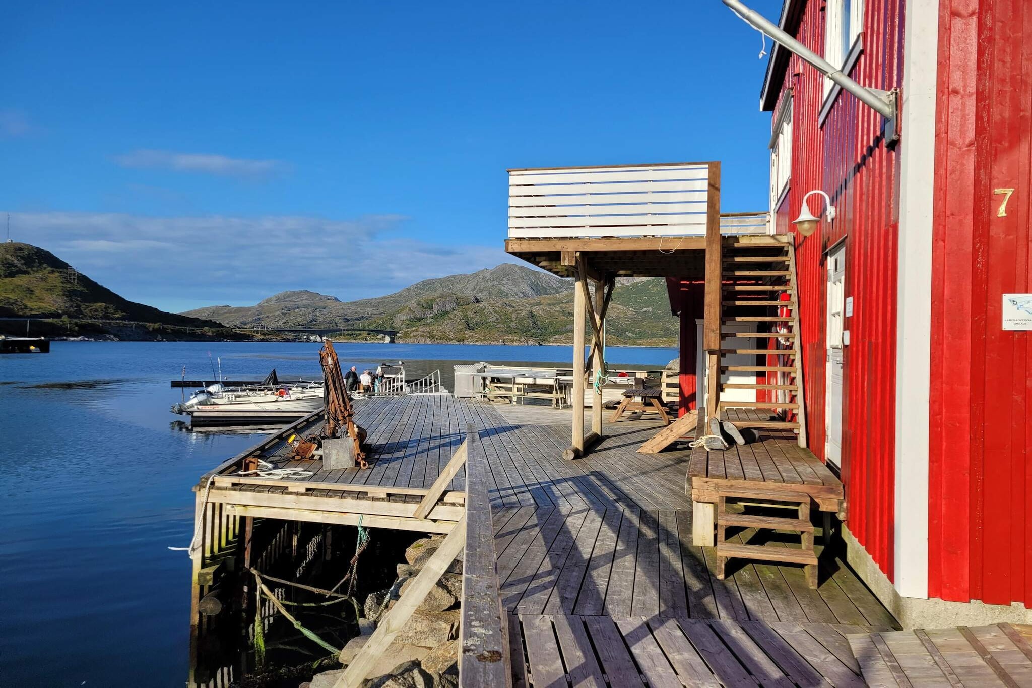 Cozy apartment directly on the seafront in the small fishing village Mølnarodden on the east side of the island Moskenesøya. The apartment has a great view of the magnificent coastal landscape of Lofoten. During winter, you can experience the northern lights. The apartment is on the first floor of a fisherman's hut previously used by fishermen during Lofoten fishing season. It was renovated in 2023 and now consists of 2 apartments, one on the ground floor and one on the first floor. The apartment has 4 bedrooms with 2 beds in each room, 2 of the bedrooms have a passage. On the ground floor, there is a bathroom with shower and a separate toilet room. On the first floor, there is a living room, kitchen and bathroom with shower and toilet. A heat pump provides comfortable heat all year round. Free internet. Satellite TV with Norwegian and international channels. From the apartment and terrace there is a magnificent view of the sea and the beautiful coastal landscape surrounding the fishing village. In autumn and winter, the northern lights can be experienced in all their colorful splendor in the sky. 5 km to the idyllic sandy beach at Ramberg, great for hiking while hearing the waves crushing against the shore. The salty, fresh sea air is purifying for body and soul. This is a great starting point for car trips around Lofoten. Grocery store and restaurant close by. Parking at the fishermen's hut.
