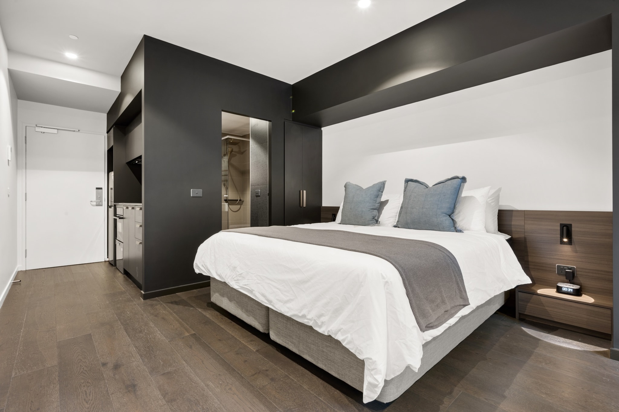 Elevator, Hot Water, Internet Access DSL, Kitchen(stove, electric kettle, toaster, coffee machine, oven, microwave, dishwasher, fridge, dishes and cutlery), Living/bed room(Bed Linen, Wardrobe, double king size bed, TV, air conditioning), bathroom(shower, washbasin, toilet, hairdryer, Towels/Sheets (Incl.), shampoo, Essentials), First Aid, balcony or terrace, iron, Long term stays allowed, Room-darkening shades, Shower gel, Wine glasses