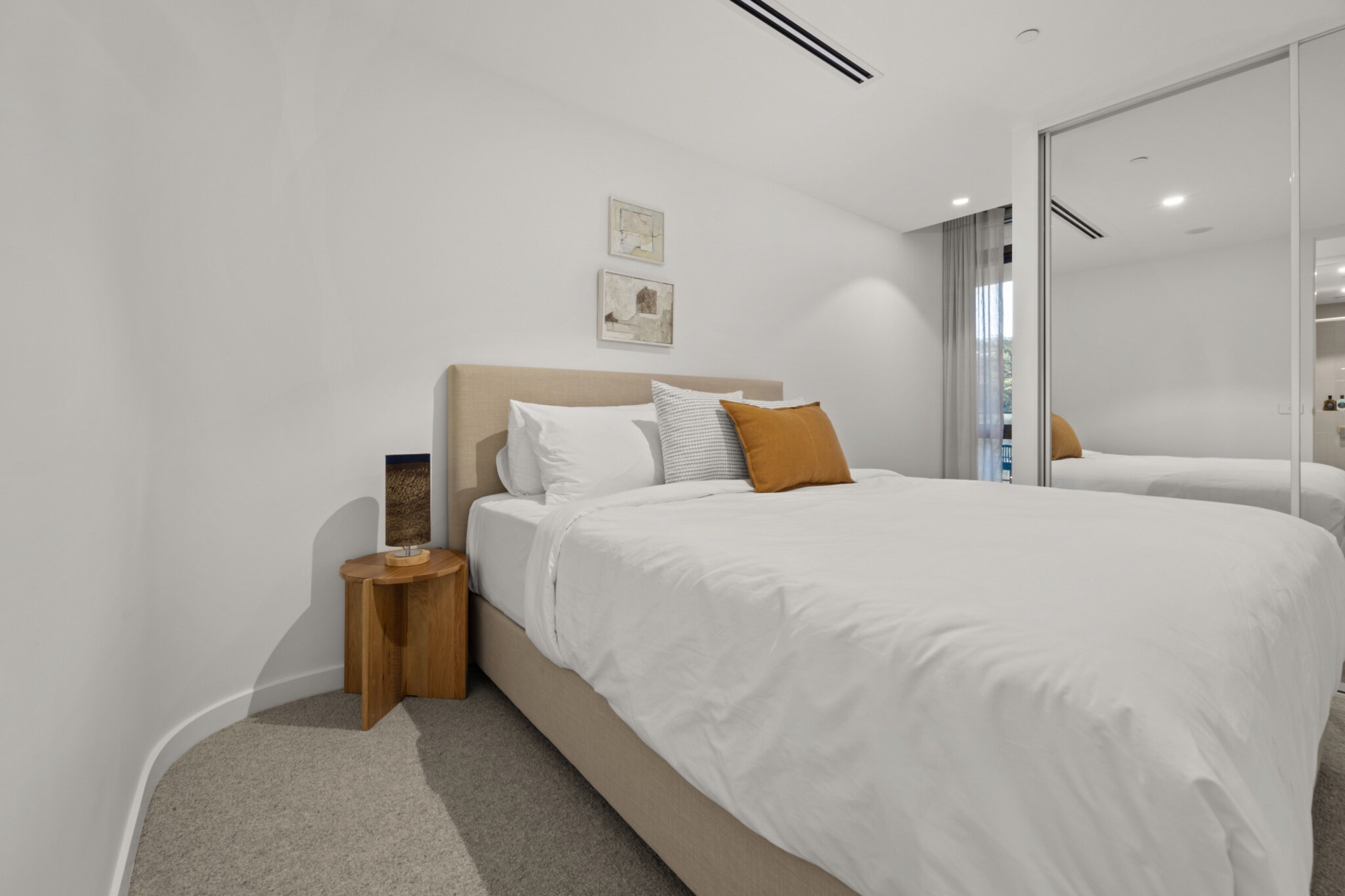 Elegant 2-Bed Urban Retreat with Outdoor Dining