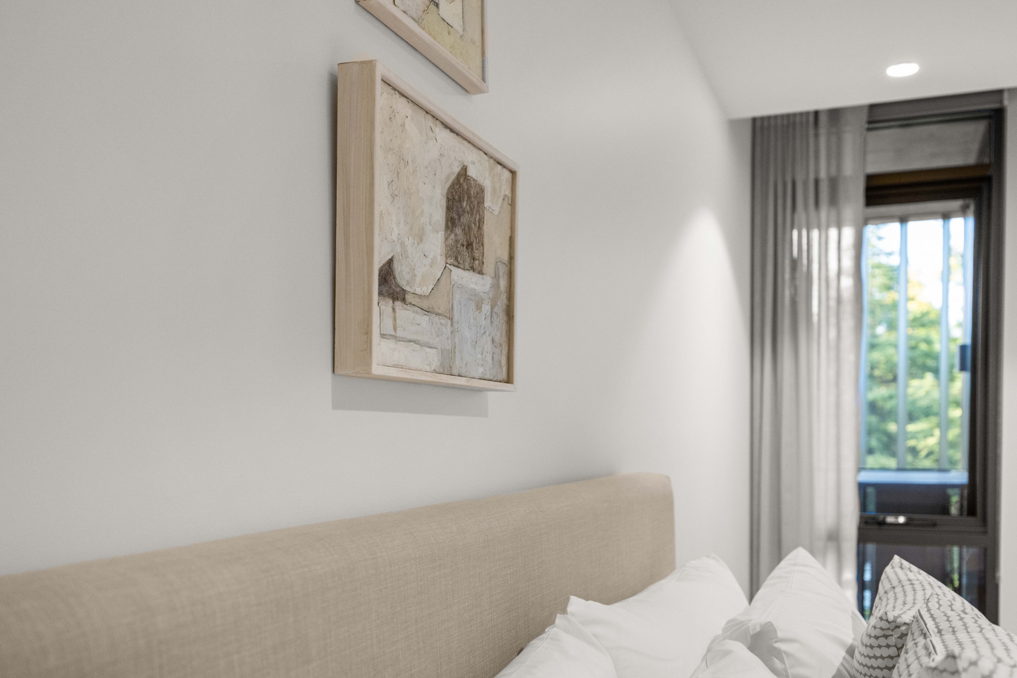 Elegant 2-Bed Urban Retreat with Outdoor Dining