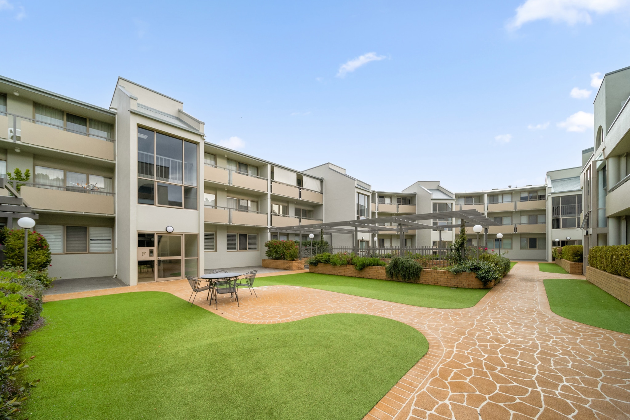 Bright 2-Bed with Private Balcony