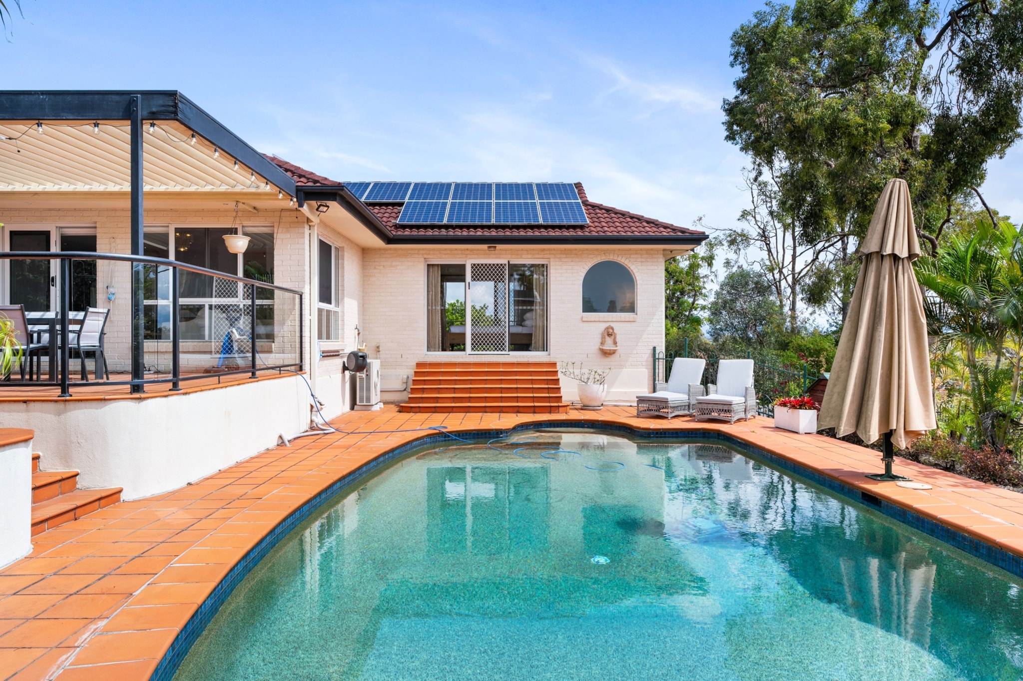 Bed Linen, Desk, Hot Water, Internet Access DSL, Wardrobe, Kitchen(stove, electric kettle, toaster, coffee machine, oven, microwave, dishwasher, fridge), bedroom(Queen Bed), bedroom(Queen Bed), bedroom(Queen Bed), bedroom(single bed), bathroom(bath tub, hairdryer, Towels/Sheets (Incl.), shampoo), bathroom, bathroom, First Aid, Play area, TV, tumble dryer, washing machine, balcony or terrace, heating, air conditioning, swimming pool, private outdoor pool, iron, body soap, Essentials, dishes and cutlery, Dedicated workspace, Carbon monoxide detector, Conditioner, Long term stays allowed, Mountain view, Room-darkening shades, Shower gel, Wine glasses