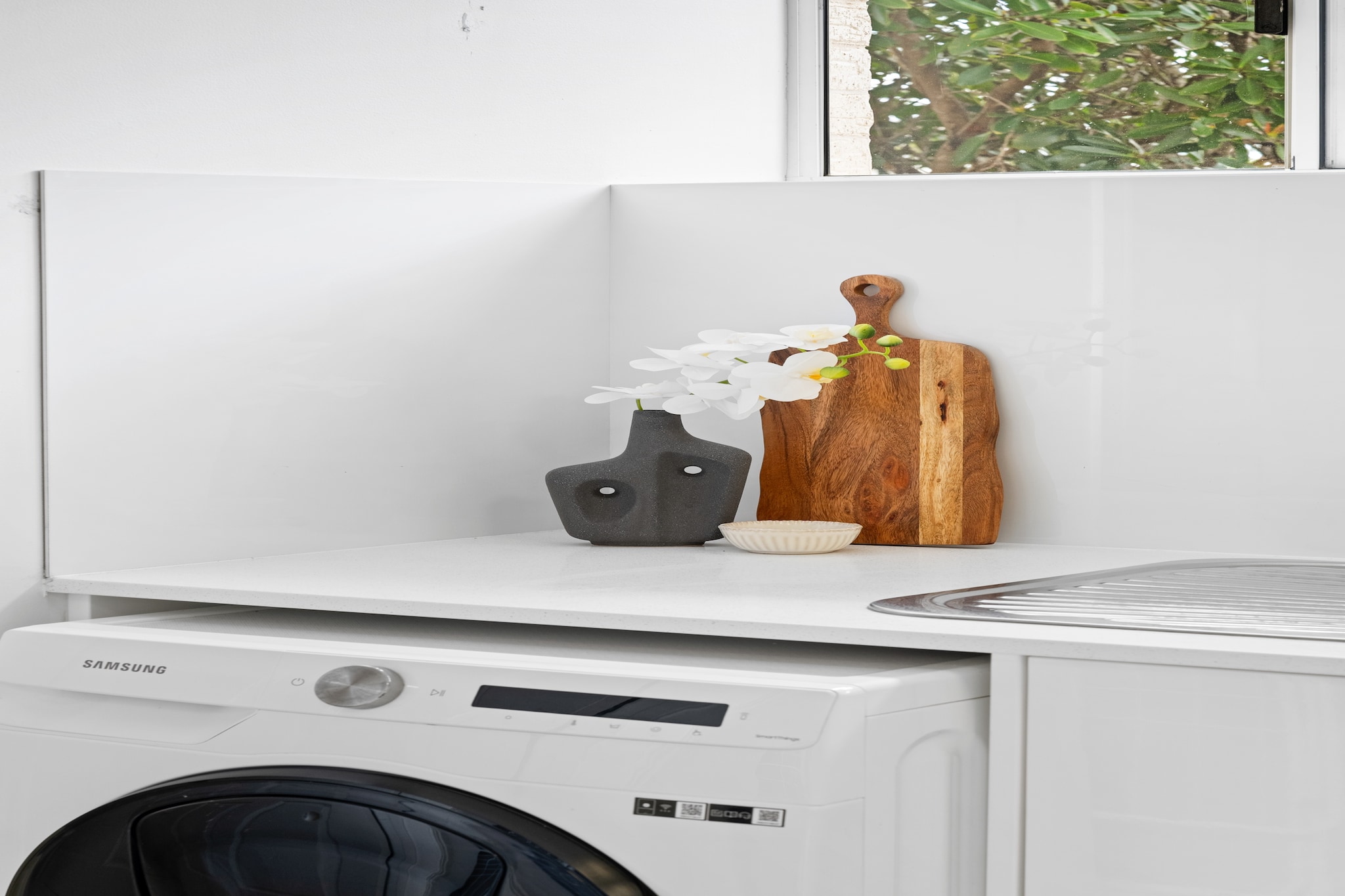 Hot Water, Internet Access DSL, Living room(TV, seating area), Kitchen(stove, electric kettle, toaster, coffee machine, microwave, fridge, dishes and cutlery), bedroom(Bed Linen, Wardrobe, Queen Bed), bathroom(shower, washbasin, toilet, hairdryer, Towels/Sheets (Incl.), shampoo, body soap, Essentials, Conditioner), First Aid, tumble dryer, washing machine, heating, air conditioning, iron, Carbon monoxide detector, Long term stays allowed, Room-darkening shades, Wine glasses