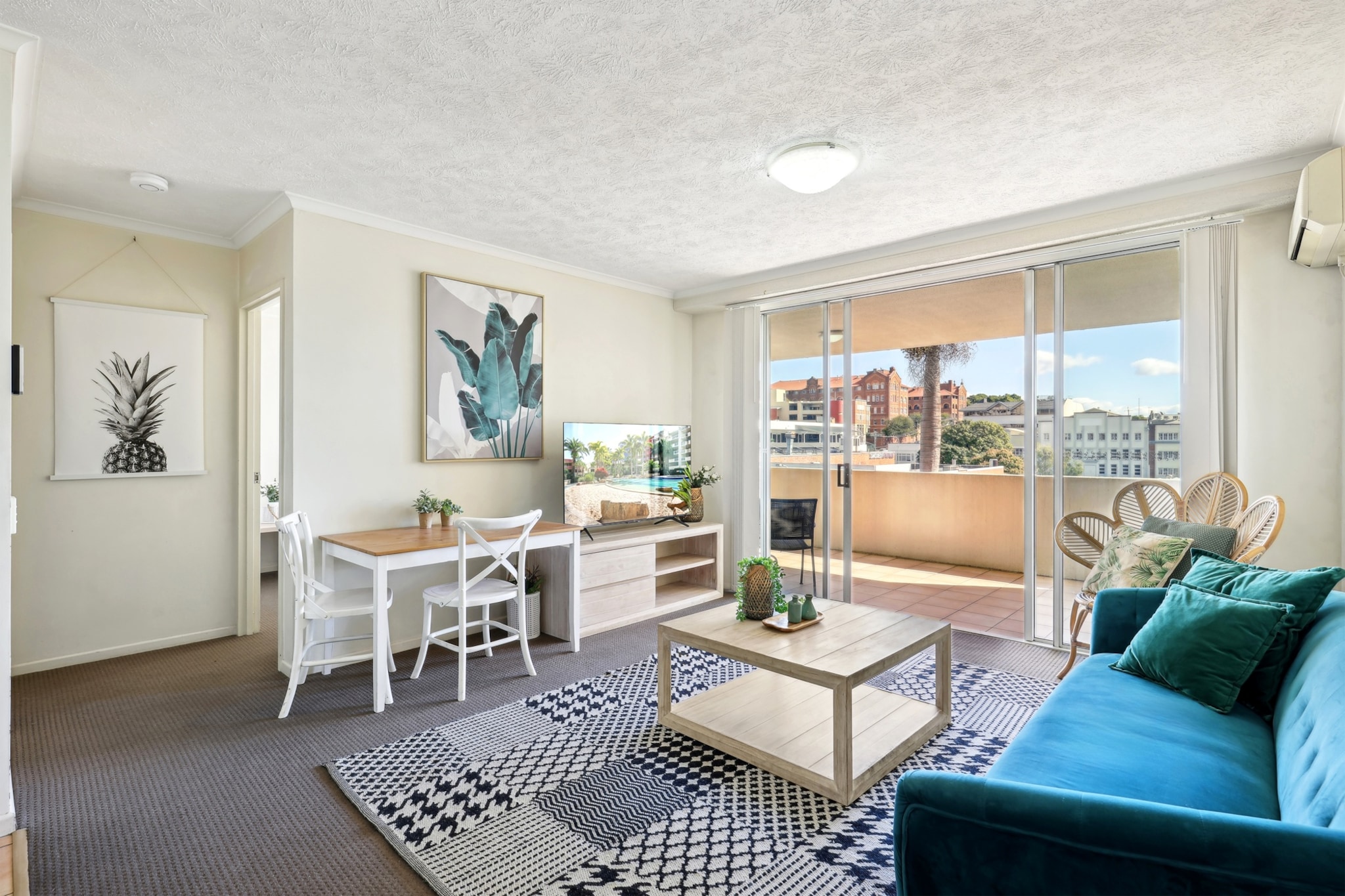 Inner-City 1-Bed with Pool & Spa