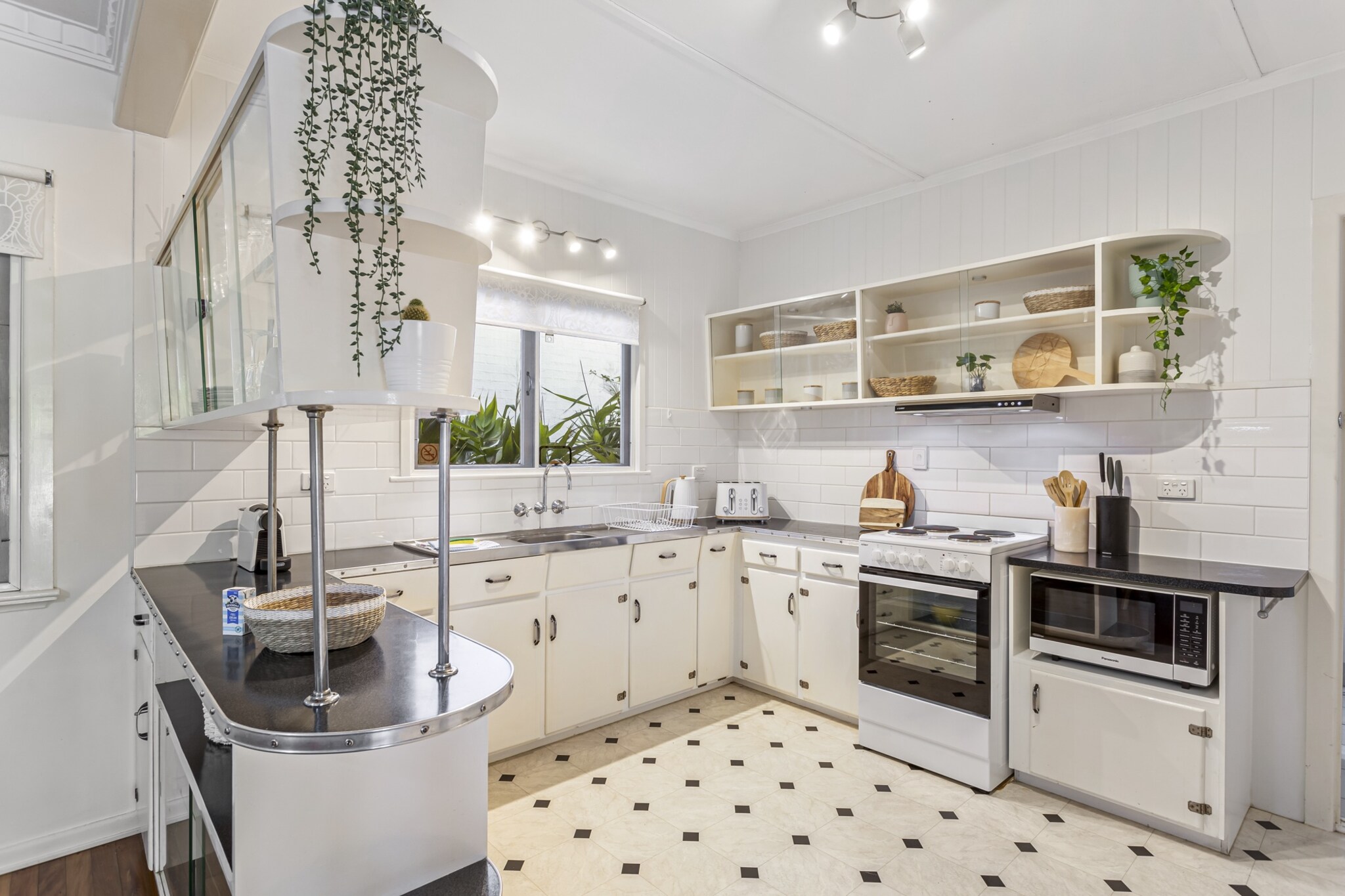 Beachside 3-Bed family Home with Parking & Veranda