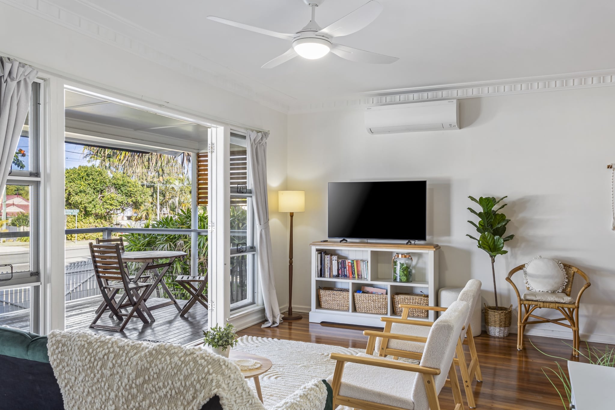 Beachside 3-Bed family Home with Parking & Veranda