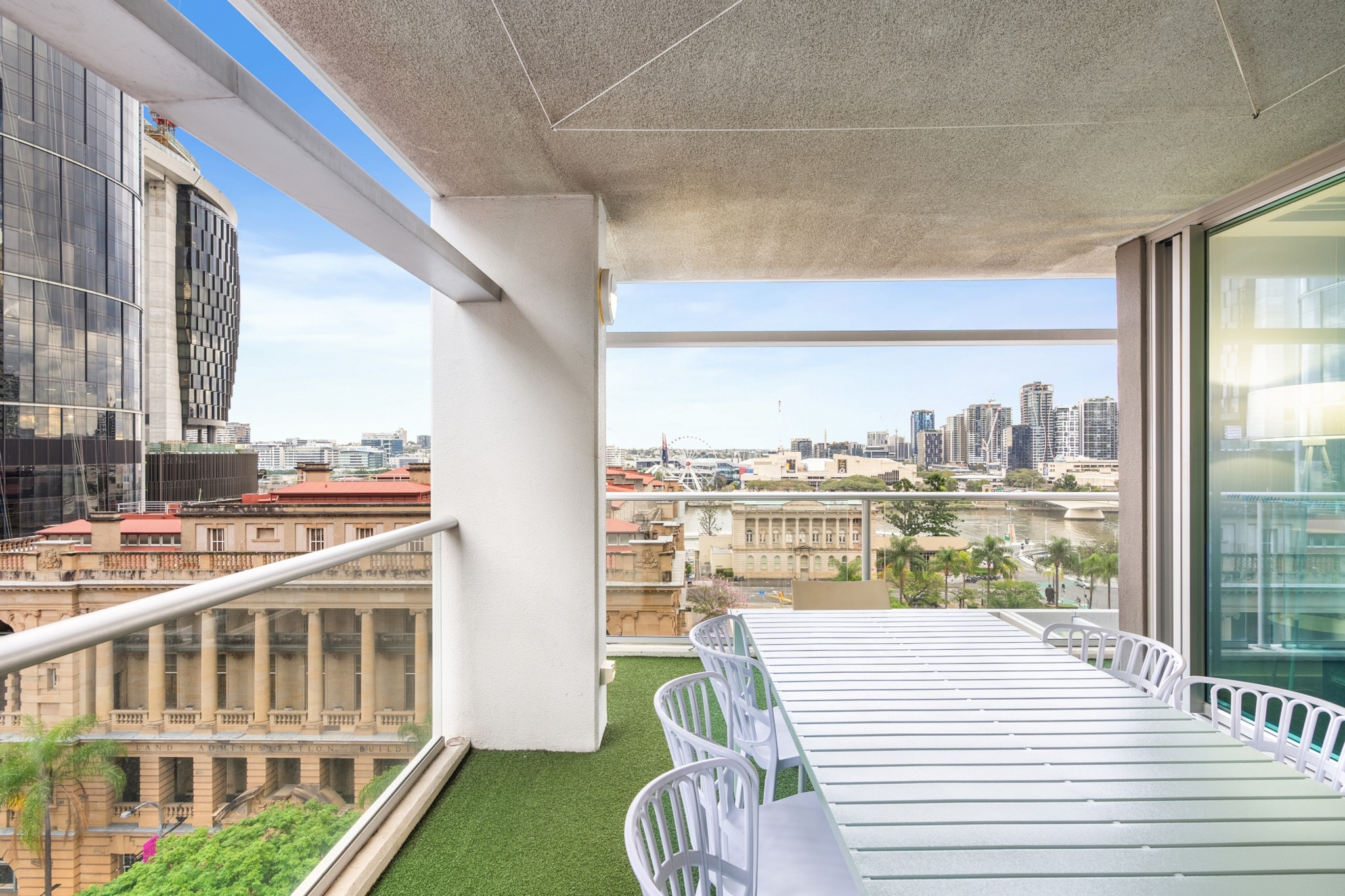 2-Bed Brisbane City Pad with Pool & Gym