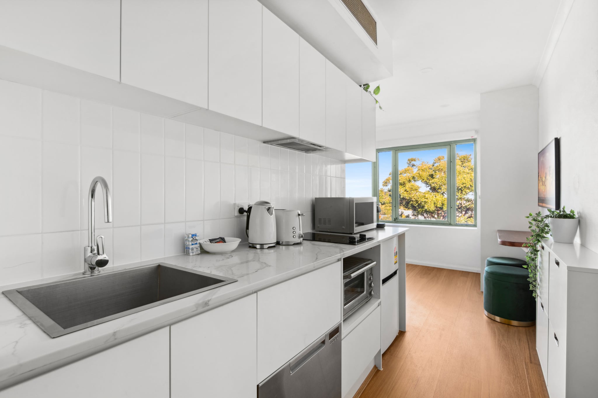 Bed Linen, Elevator, Hot Water, Internet Access DSL, Wardrobe, Living room(TV, seating area), Kitchen(stove, electric kettle, toaster, coffee machine, oven, microwave, dishwasher, fridge, dishes and cutlery), bedroom(Queen Bed), bathroom(tumble dryer, washbasin, toilet, washing machine, iron, hairdryer, Towels/Sheets (Incl.), shampoo, body soap, Essentials, Conditioner, Shower gel), First Aid, heating, air conditioning, swimming pool, private outdoor pool, Carbon monoxide detector, Long term stays allowed, Room-darkening shades, Town, Wine glasses