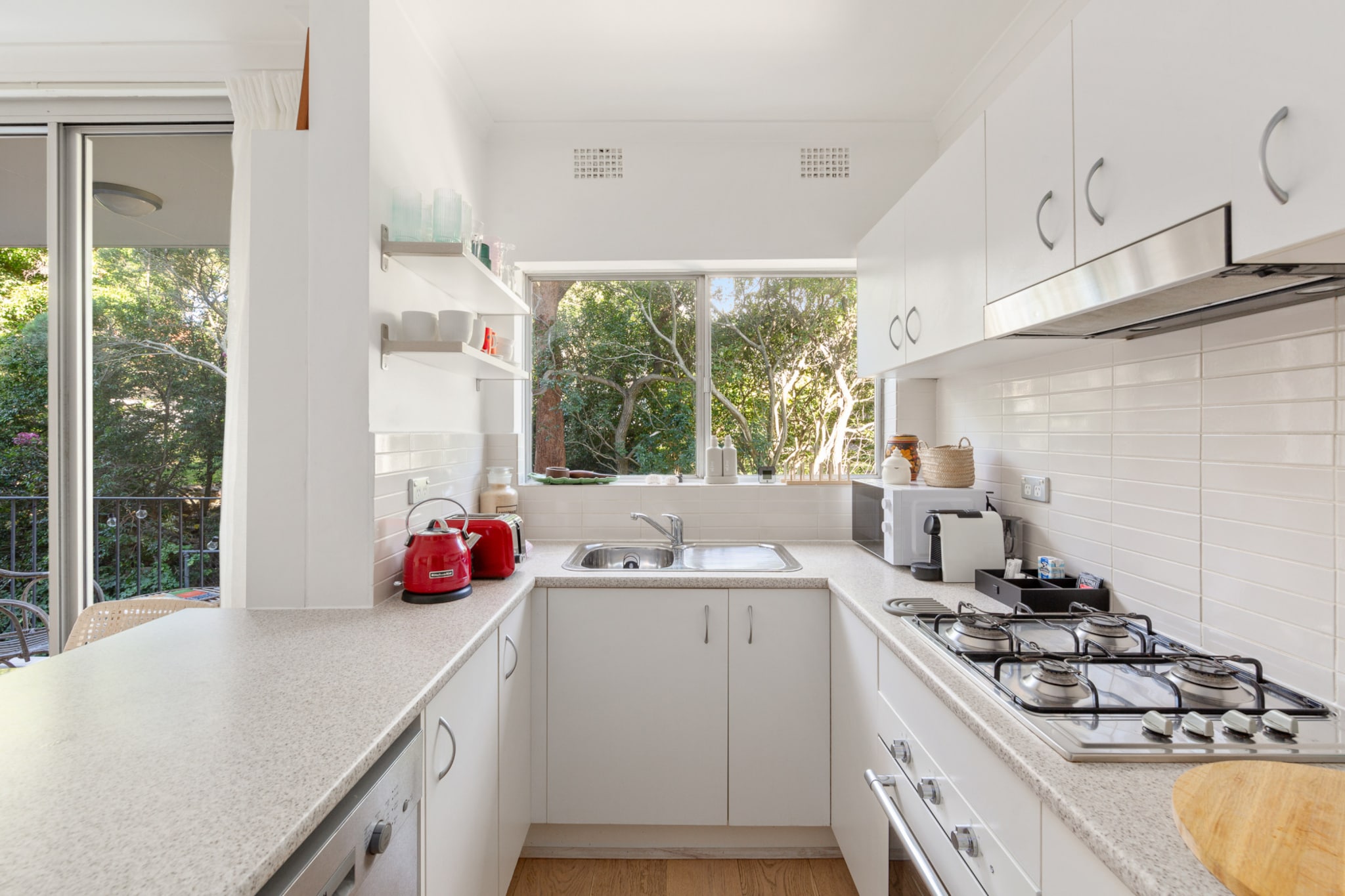 Hot Water, Internet Access DSL, Living room(TV, seating area, air conditioning), Kitchen(dining table, stove, electric kettle, toaster, coffee machine, oven, microwave, dishwasher, fridge, dishes and cutlery), bedroom(Bed Linen, Wardrobe, Queen Bed), bathroom(shower, washbasin, toilet, hairdryer, Towels/Sheets (Incl.), shampoo, body soap, Essentials, Conditioner, Shower gel), First Aid, tumble dryer, washing machine, balcony or terrace, heating, iron, Carbon monoxide detector, Long term stays allowed, Near Ocean, Room-darkening shades, Sea view, Wine glasses