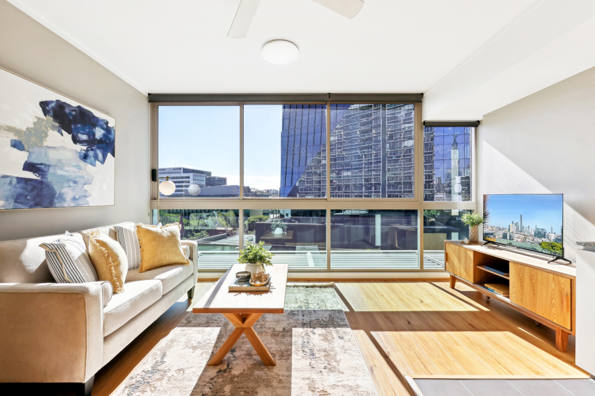 Elegant Inner-City 1-Bed with Rooftop Dining