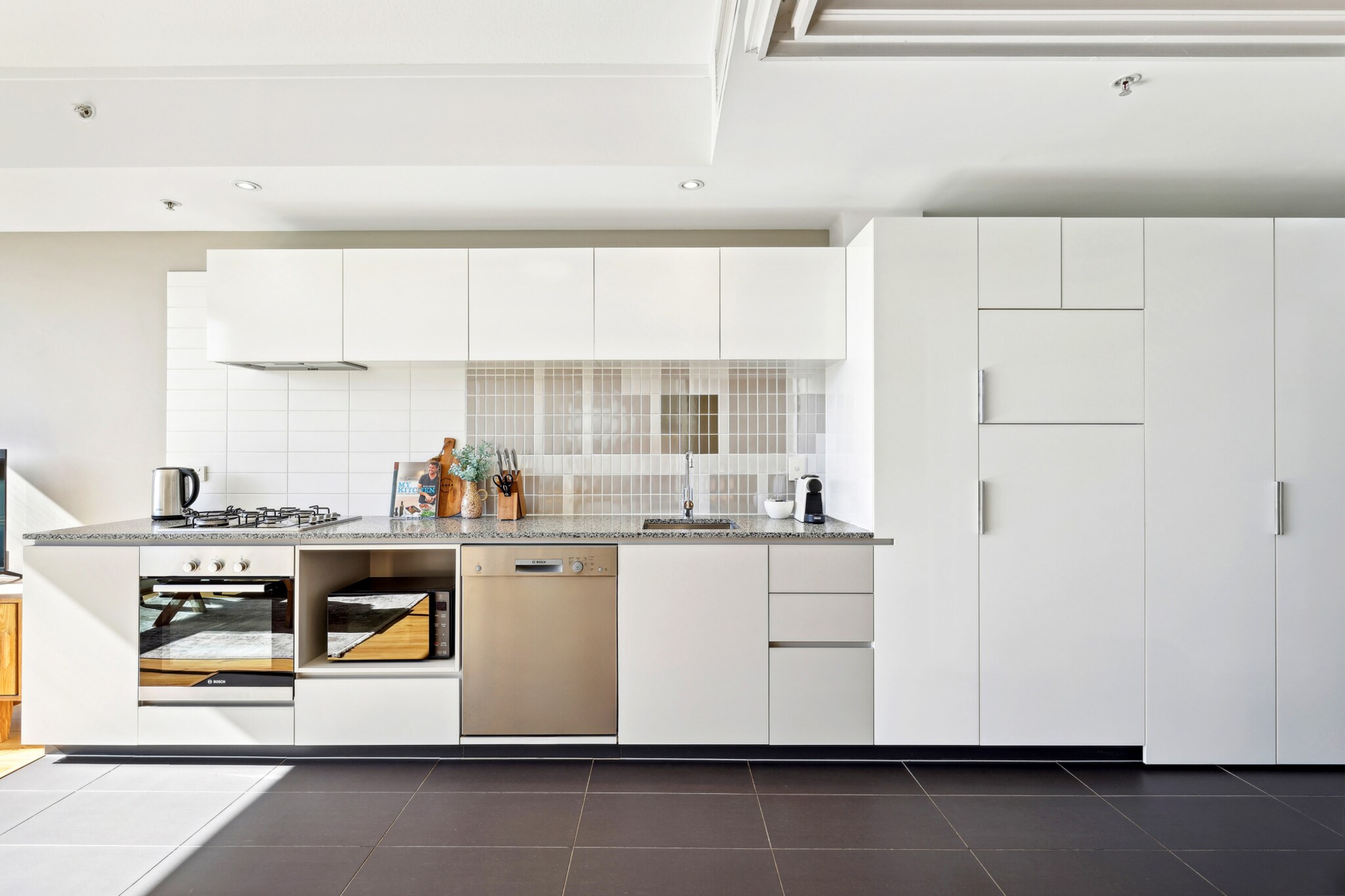 Elegant Inner-City 1-Bed with Rooftop Dining