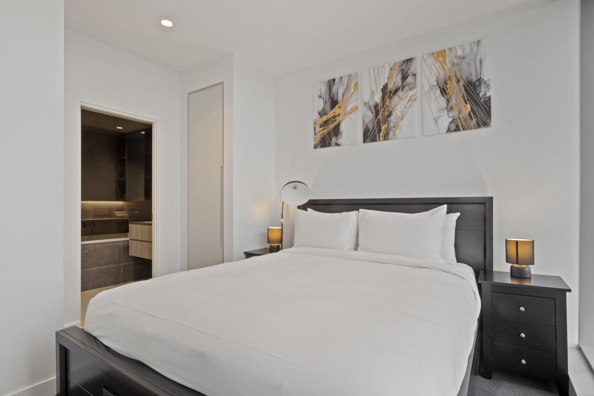 Chic 2-Bed Melbourne CBD Apartment with Pool & Sauna