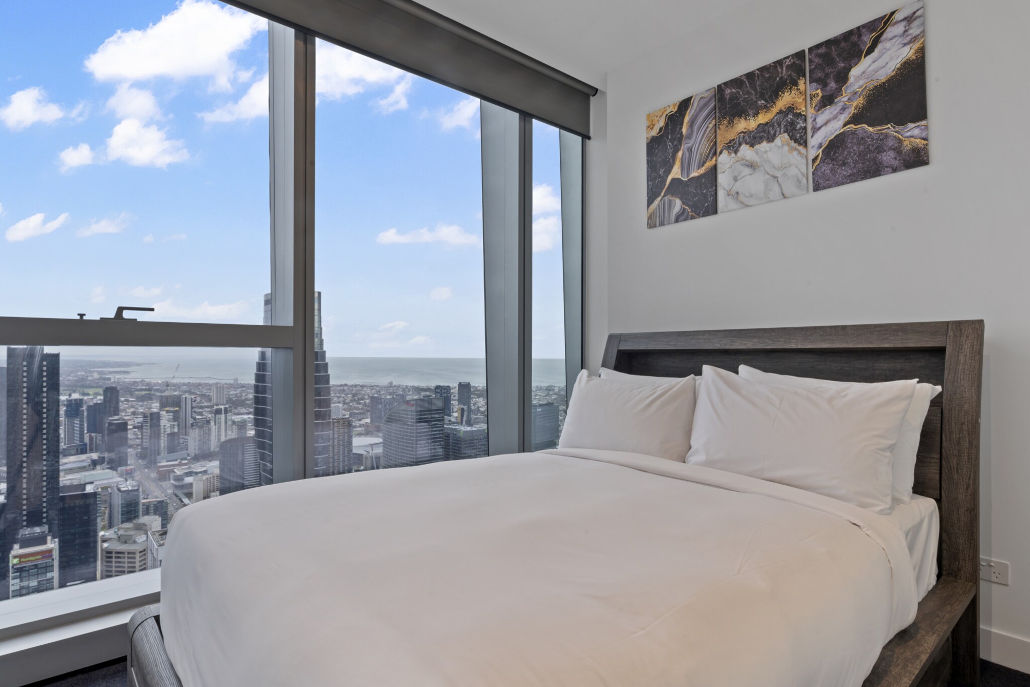 Chic 2-Bed Melbourne CBD Apartment with Pool & Sauna