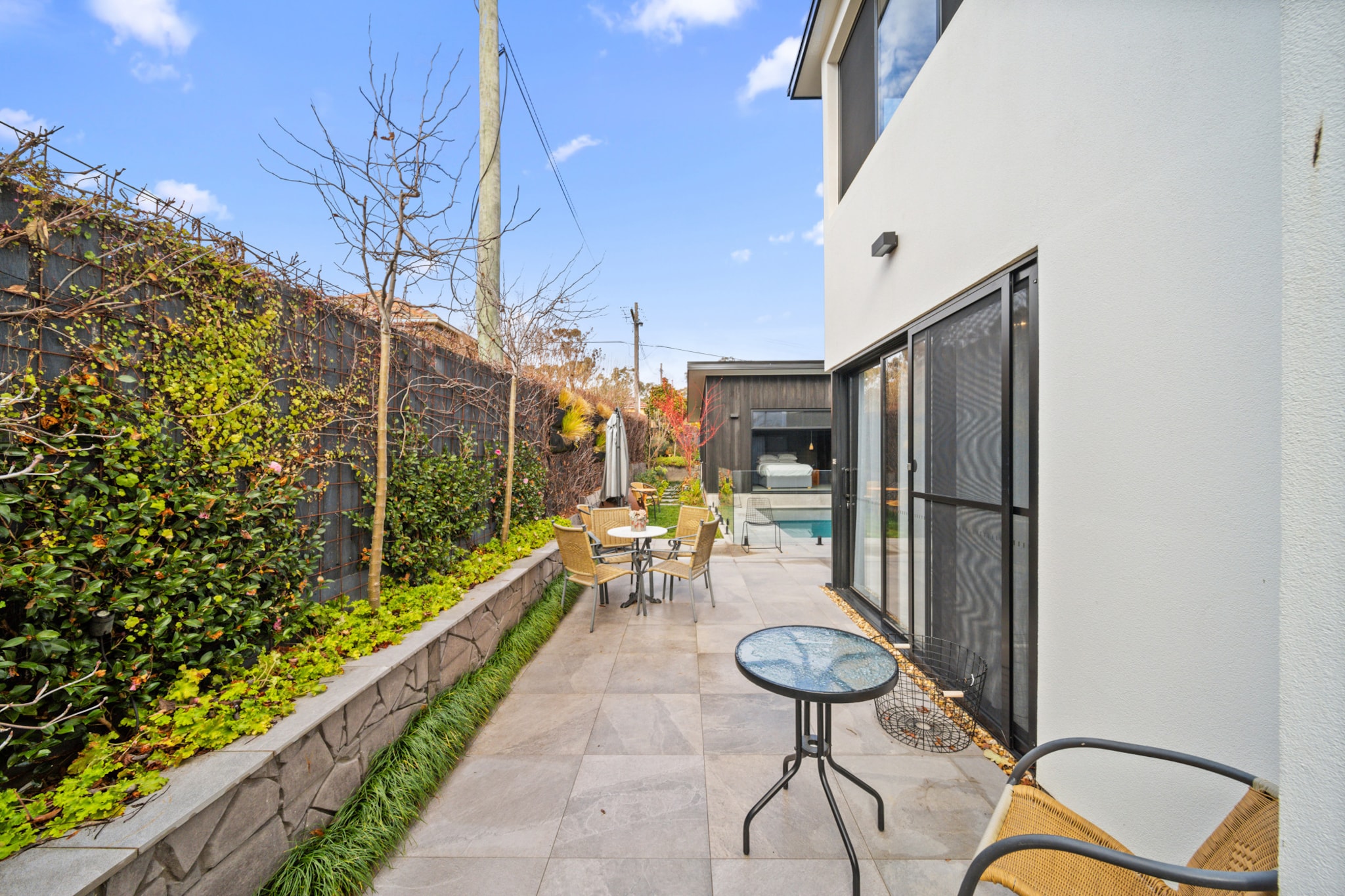 Luxurious 2-Bed: Pool, Lift, Dining