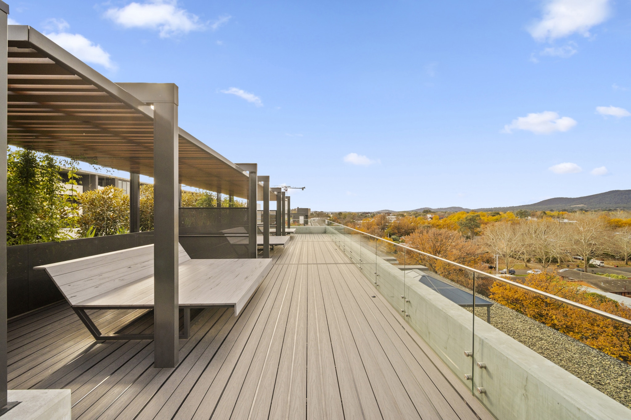 Sleek Inner-City 2-Bed with Swimming Pool & BBQ