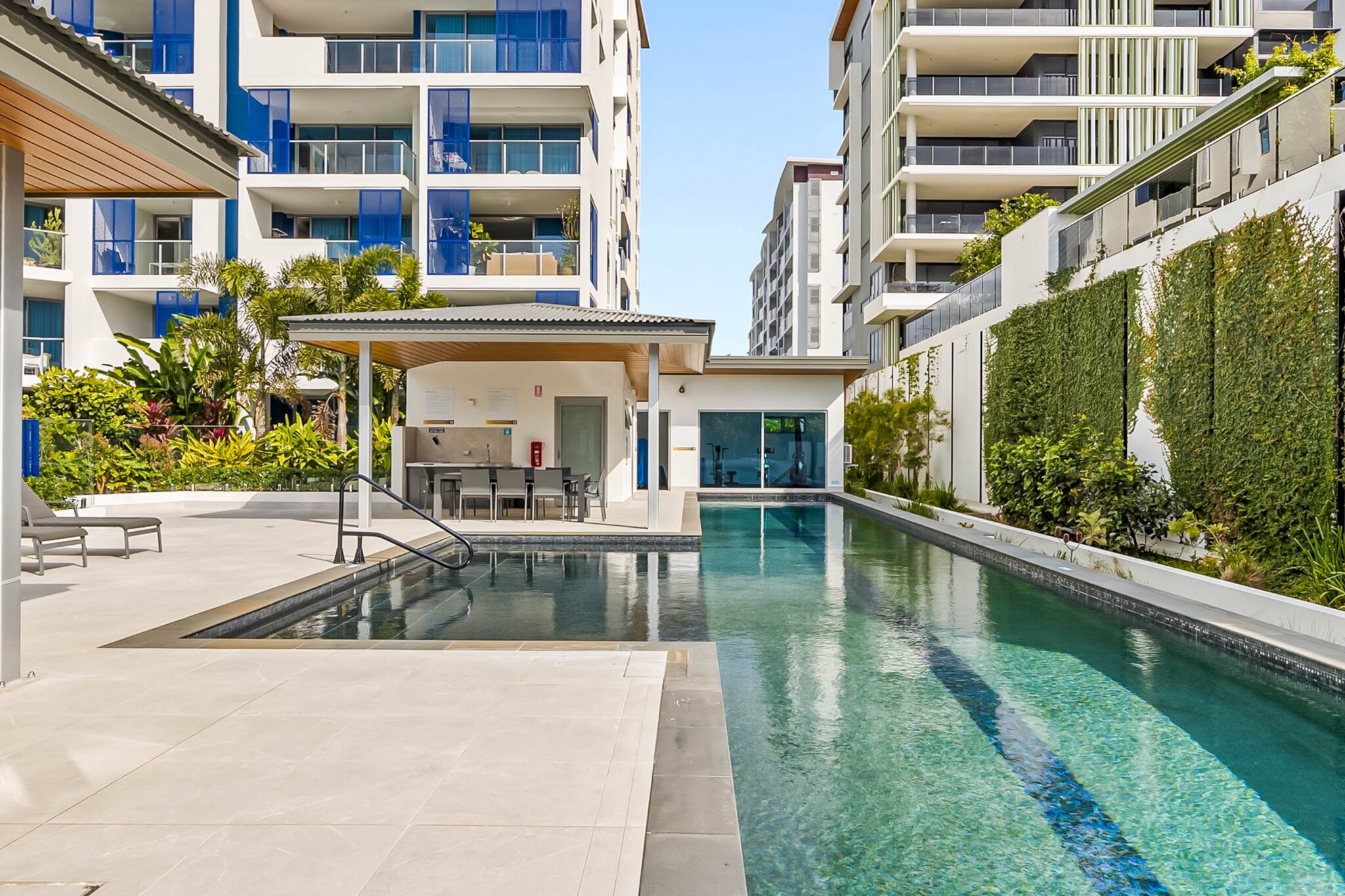 Waterfront 2-Bed Oasis - Pool, Steam, Jacuzzi, Gym