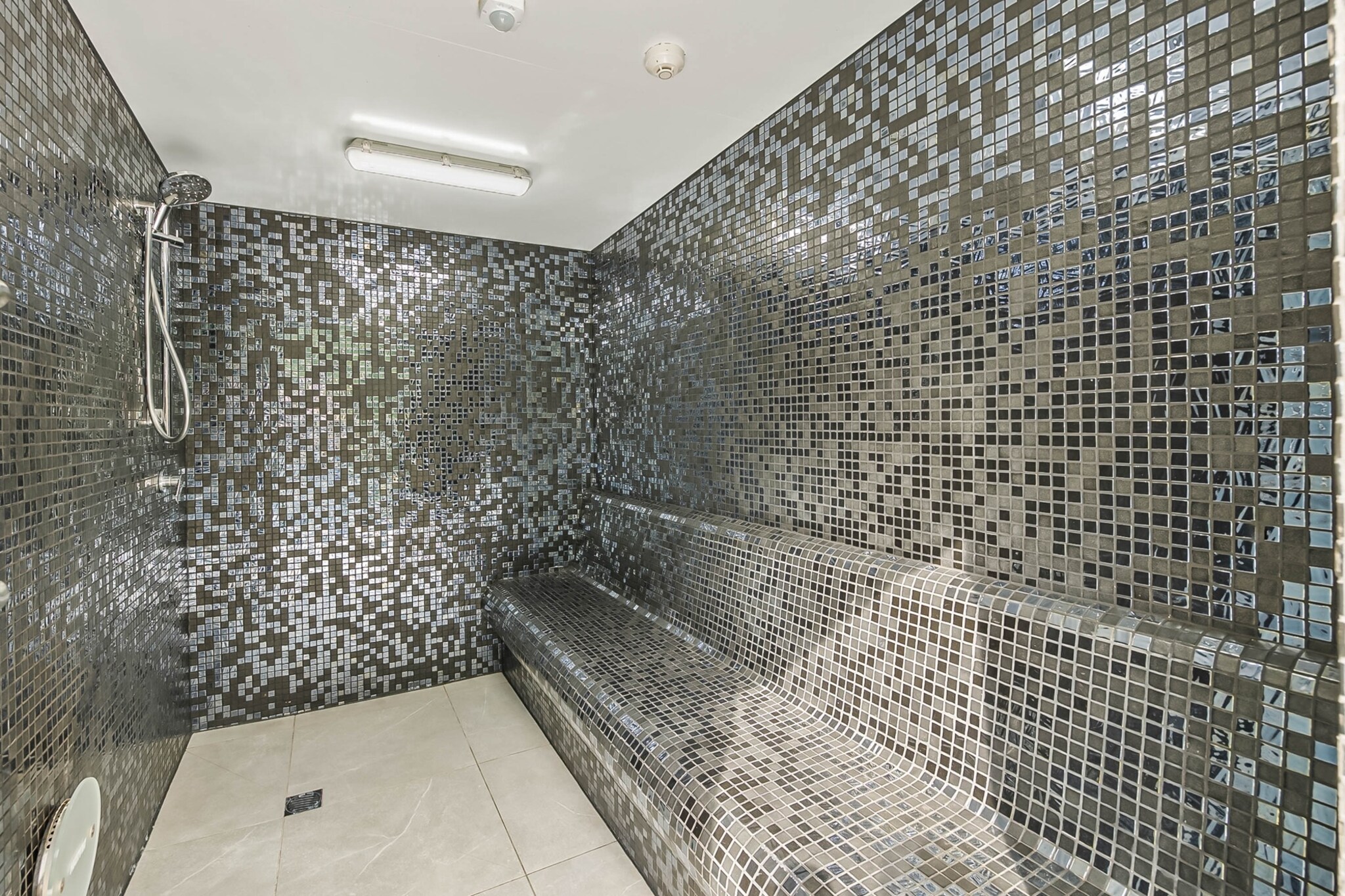 Waterfront 2-Bed Oasis - Pool, Steam, Jacuzzi, Gym