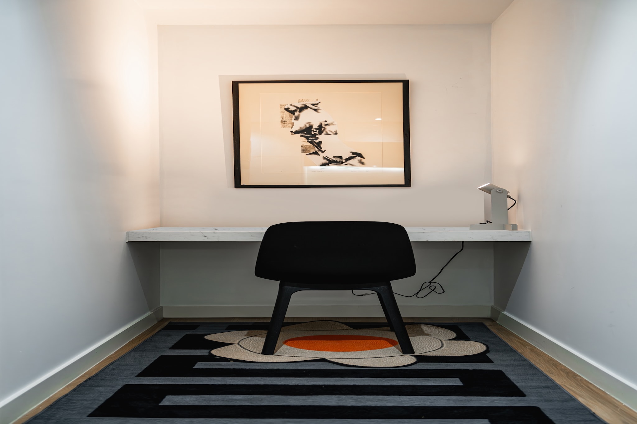 Desk, Elevator, Hot Water, Internet Access DSL, Living room(TV, seating area, air conditioning), Kitchen(stove, electric kettle, toaster, oven, microwave, dishwasher, fridge, dishes and cutlery), bedroom(Bed Linen, Wardrobe, Queen Bed), bathroom(shower, washbasin, toilet, hairdryer, Towels/Sheets (Incl.), shampoo, body soap, Essentials, Conditioner), First Aid, Beach, cot, washing machine, balcony or terrace, heating, iron, Dedicated workspace, Carbon monoxide detector, Downtown, Long term stays allowed, Near Ocean, Room-darkening shades, Sea view, Town, Wine glasses