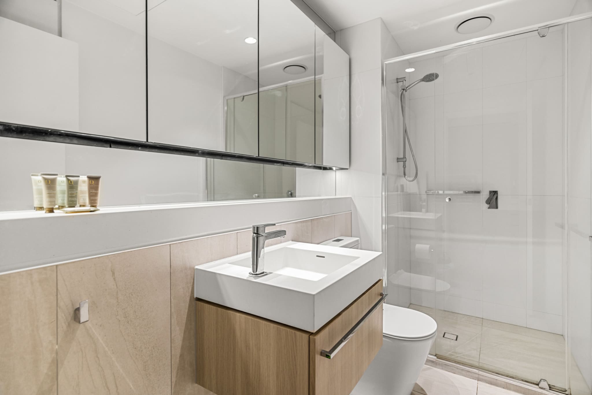 Chic 1-Bed South Melbourne Unit with Pool & Gym