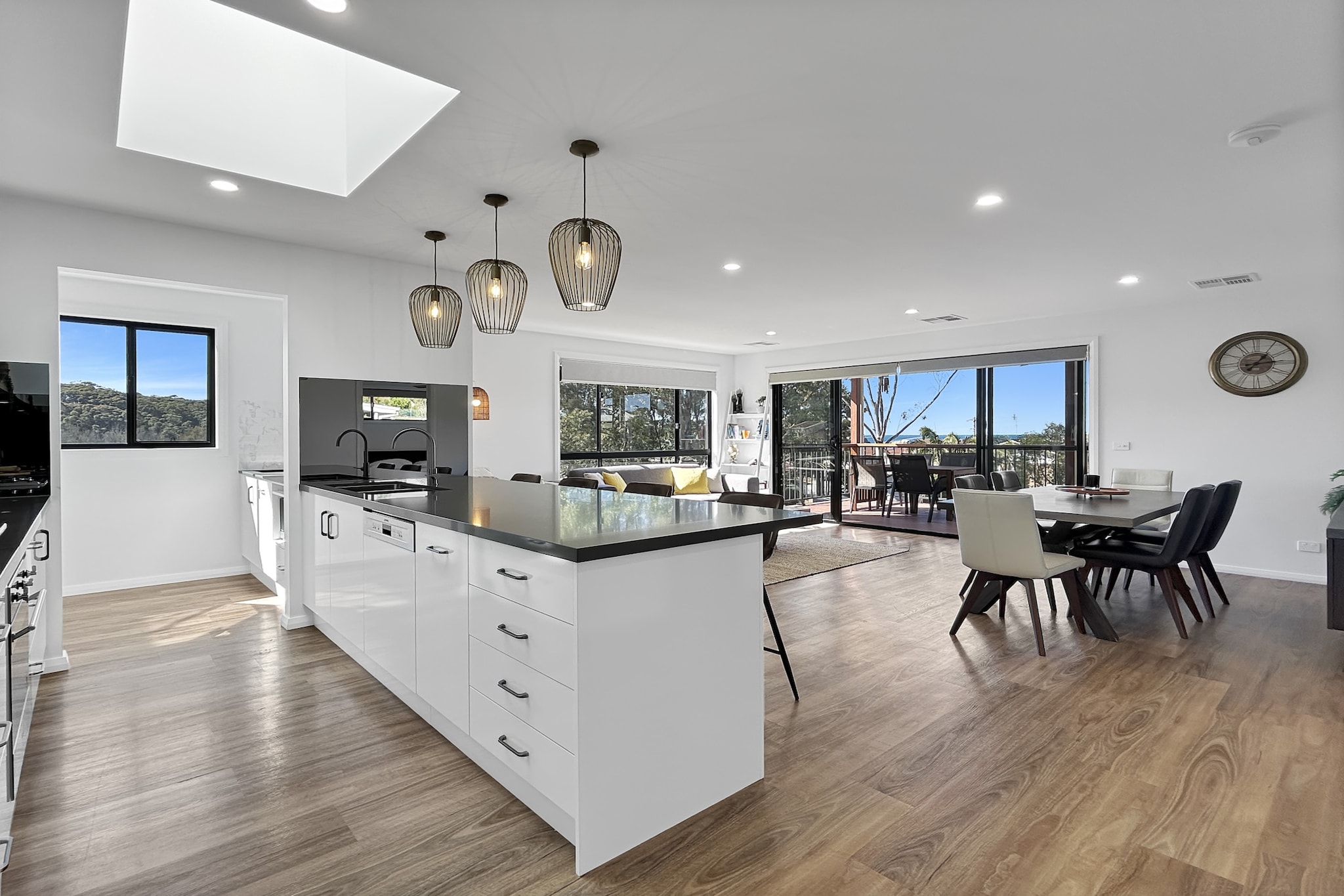 Chic 4-bed Beach House with Sea Views