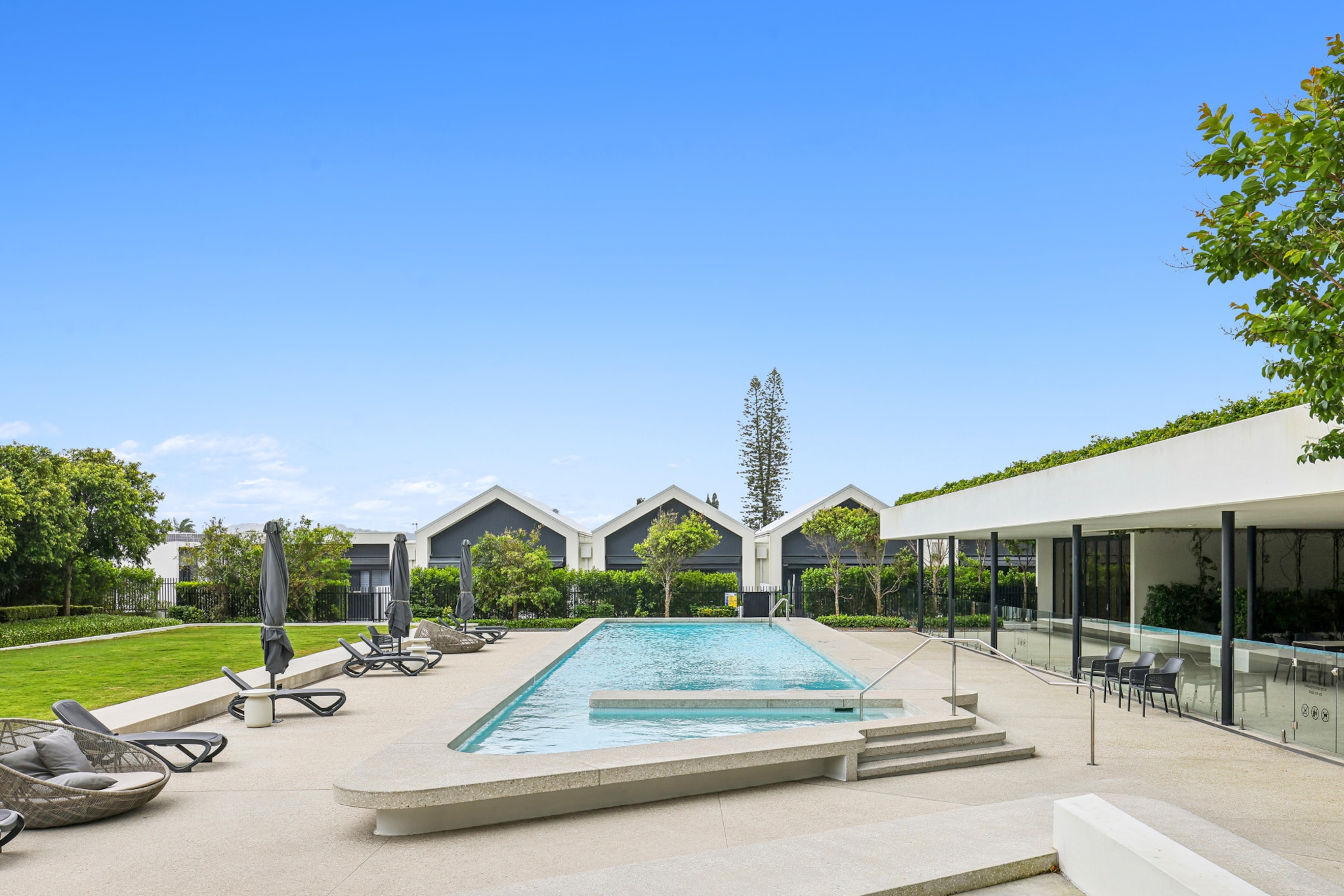 Glorious Ocean Views, 2-Bed, Pool & Amenities