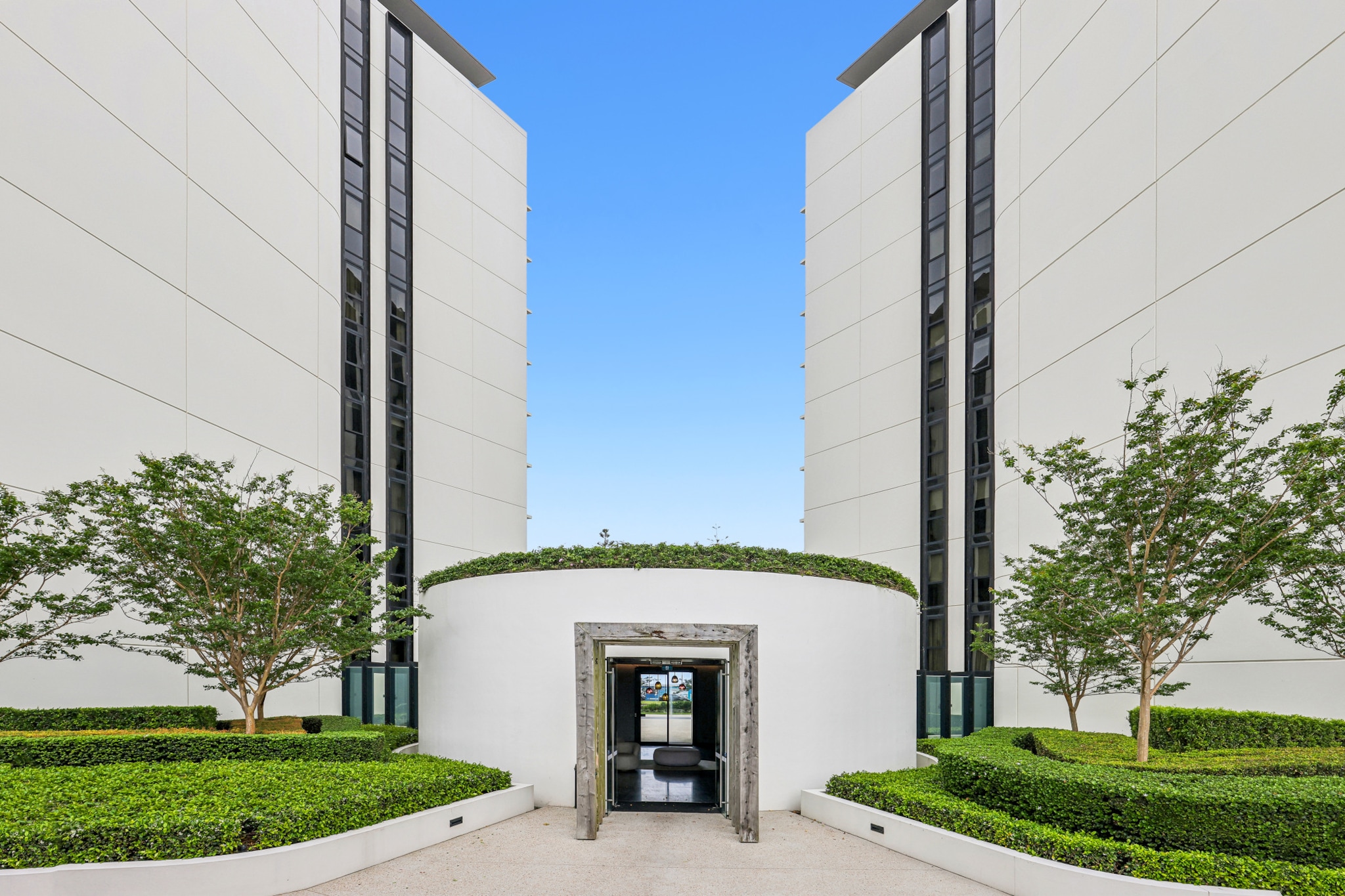 Elevator, Hot Water, Internet Access DSL, Wardrobe, Kitchen(stove, electric kettle, toaster, coffee machine, oven, microwave, dishwasher, fridge, dishes and cutlery, Wine glasses), bedroom(Bed Linen, Room-darkening shades, Queen Bed), bedroom(Queen Bed), bathroom(hairdryer, Towels/Sheets (Incl.), shampoo, body soap, Conditioner, Shower gel), bathroom(hairdryer, Towels/Sheets (Incl.), shampoo, body soap), First Aid, Beach, Play area, TV, tumble dryer, cot, washing machine, balcony or terrace, heating, air conditioning, swimming pool, private outdoor pool, iron, Essentials, Long term stays allowed, Near Ocean, Sea view