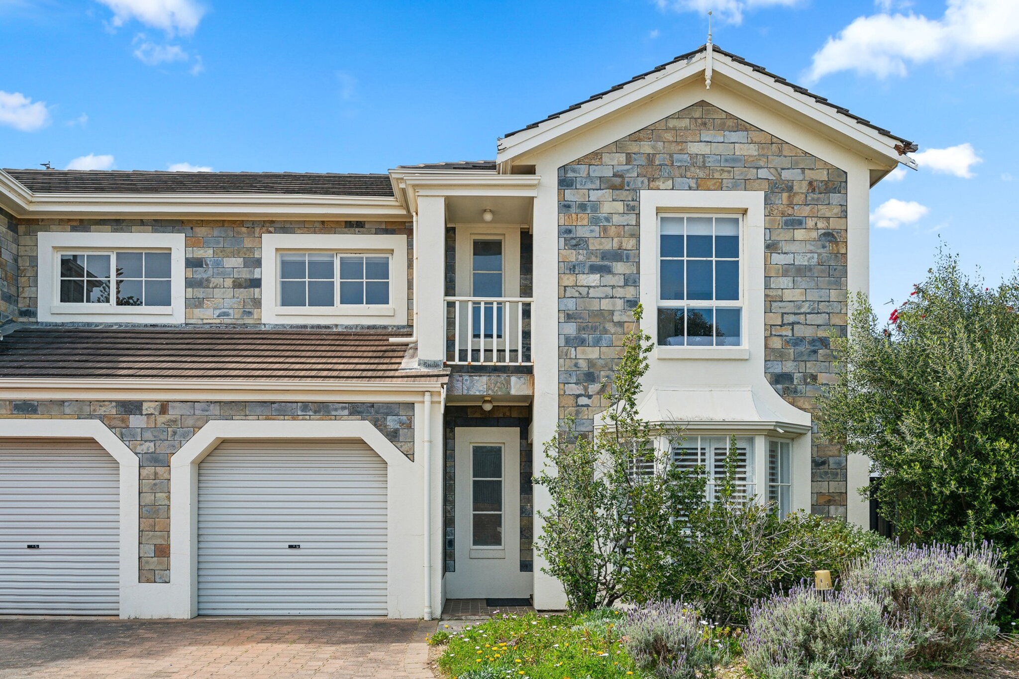 Coastal Luxury: 3-Bed Townhouse 150m from Beach