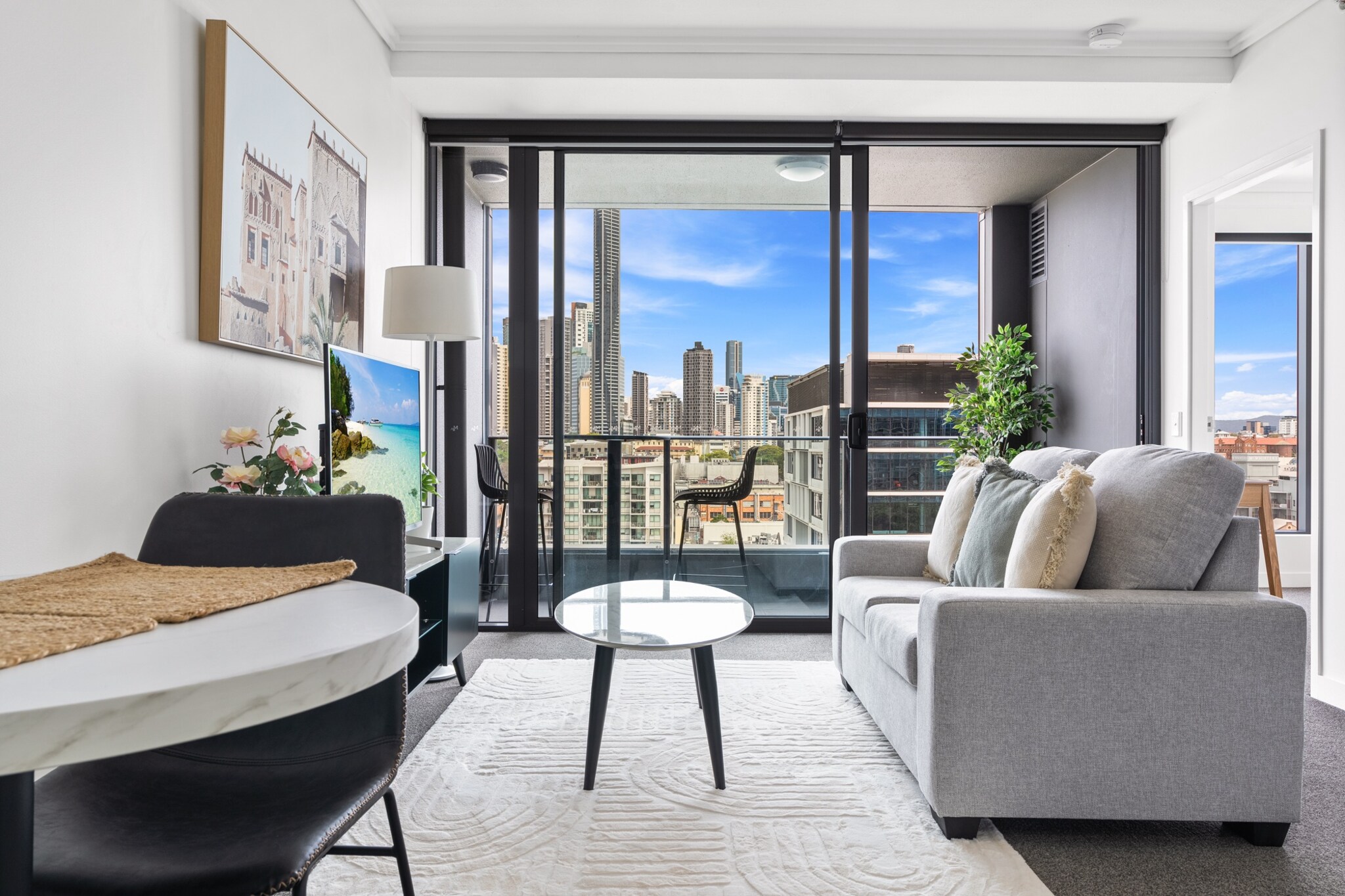 Chic 1 Bed Inner-City Retreat with Pool and Views