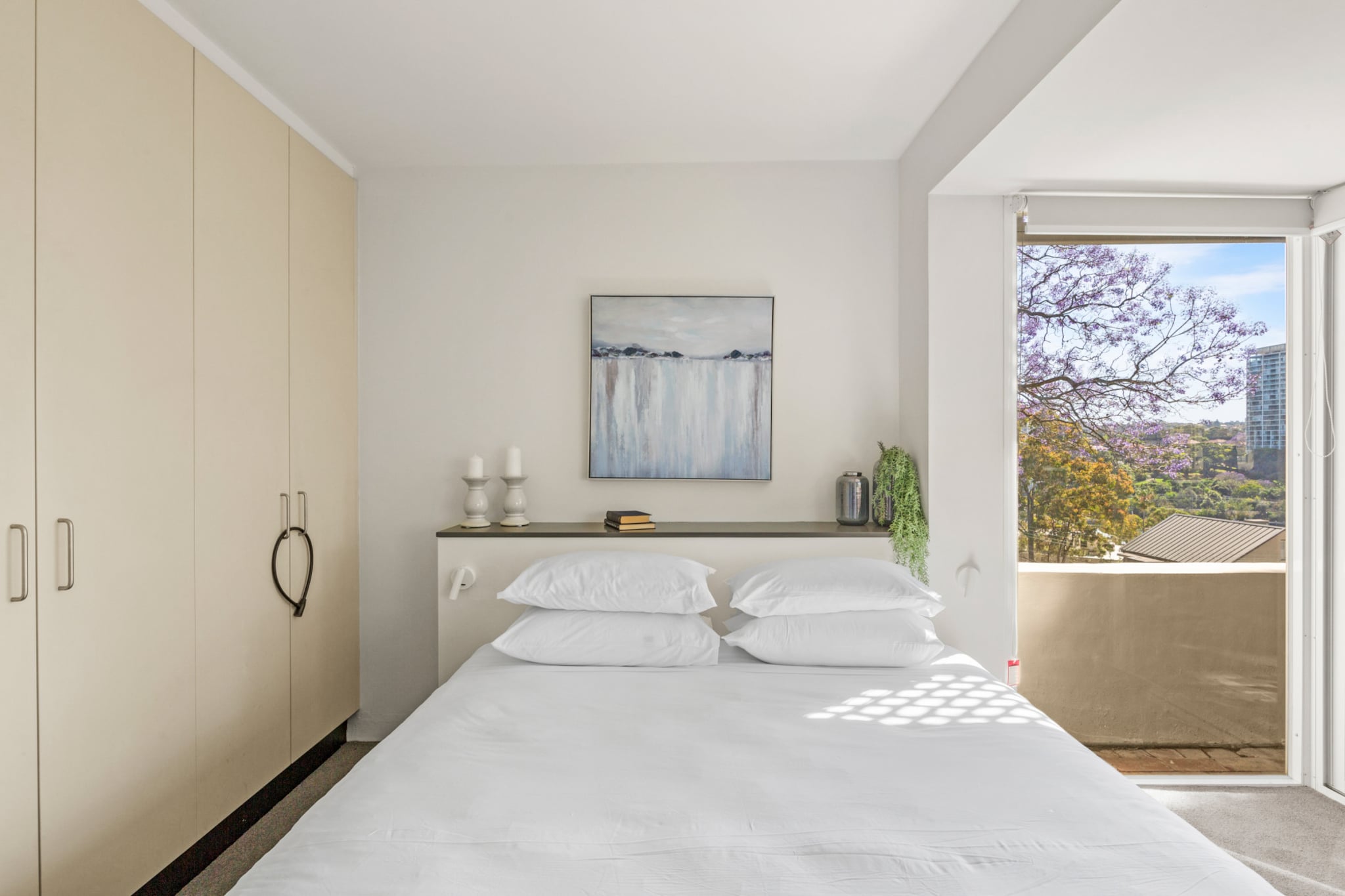 2-Bed Harbourside Home with Views in Fab Location