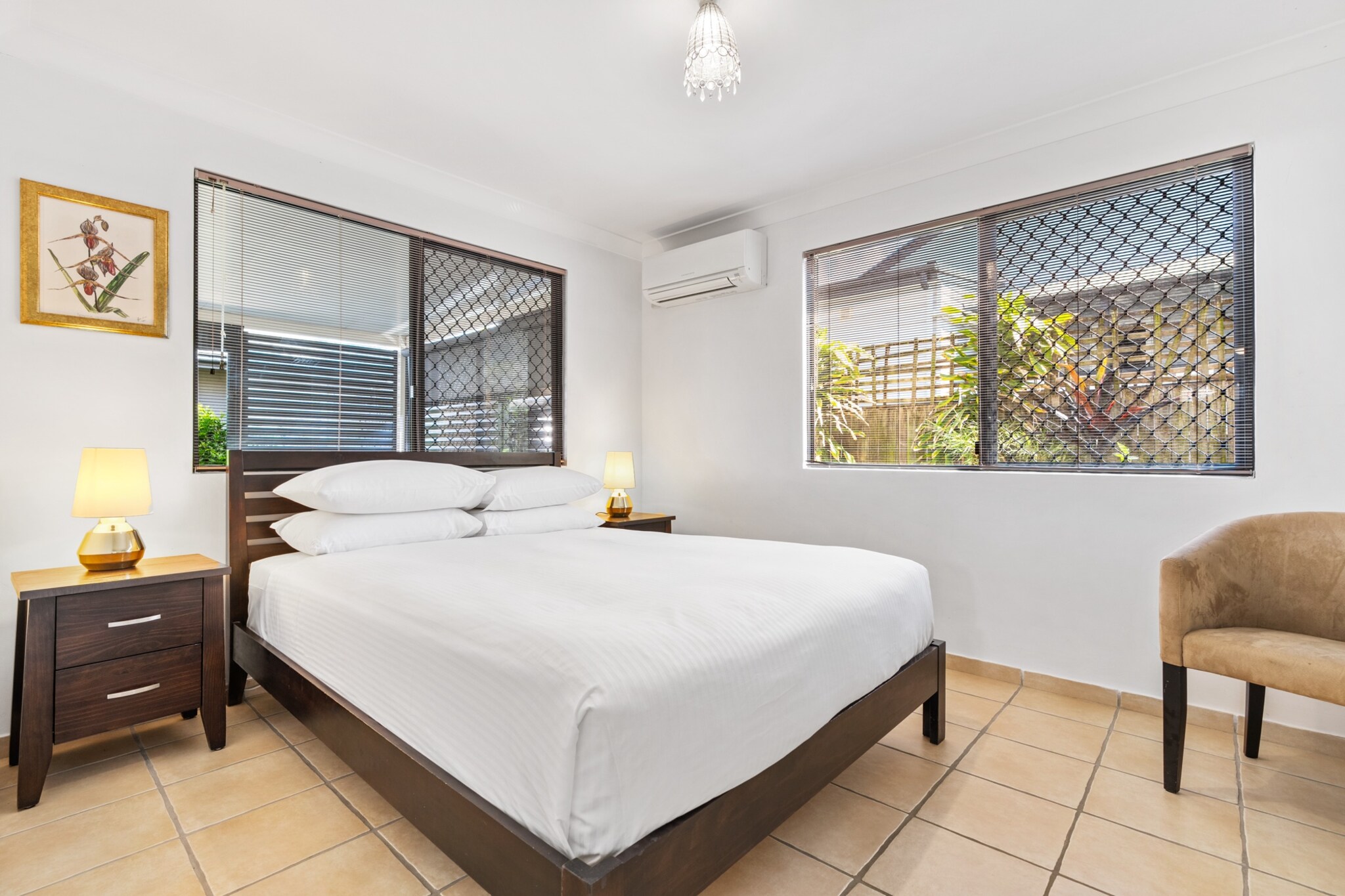 Hot Water, Internet Access DSL, Wardrobe, Kitchen(stove, electric kettle, toaster, coffee machine, oven, microwave, fridge, dishes and cutlery, Wine glasses), bedroom(Bed Linen, Room-darkening shades, Queen Bed), bathroom(hairdryer, Towels/Sheets (Incl.), shampoo, body soap, Conditioner, Shower gel), First Aid, TV, washing machine, heating, air conditioning, iron, Essentials, Carbon monoxide detector, Long term stays allowed