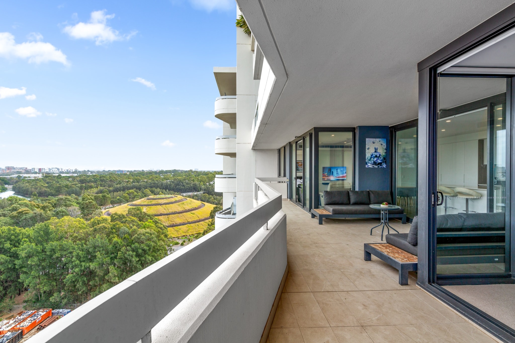 Luxe 2-Bed: Modern Interiors, Balcony & BBQ Area