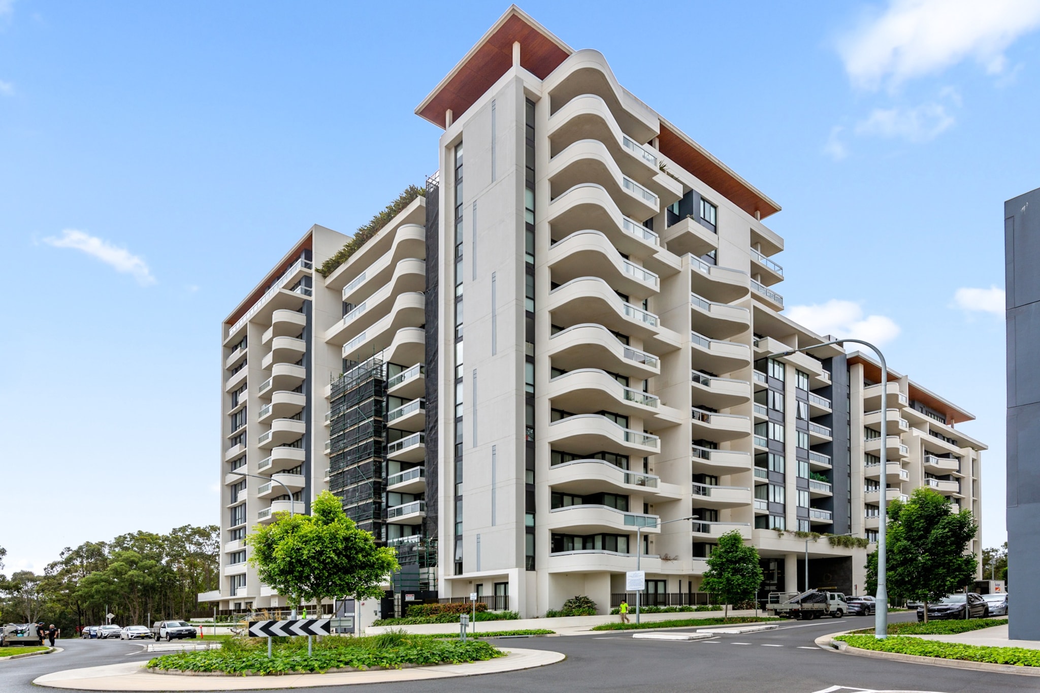 Luxe 2-Bed: Modern Interiors, Balcony & BBQ Area