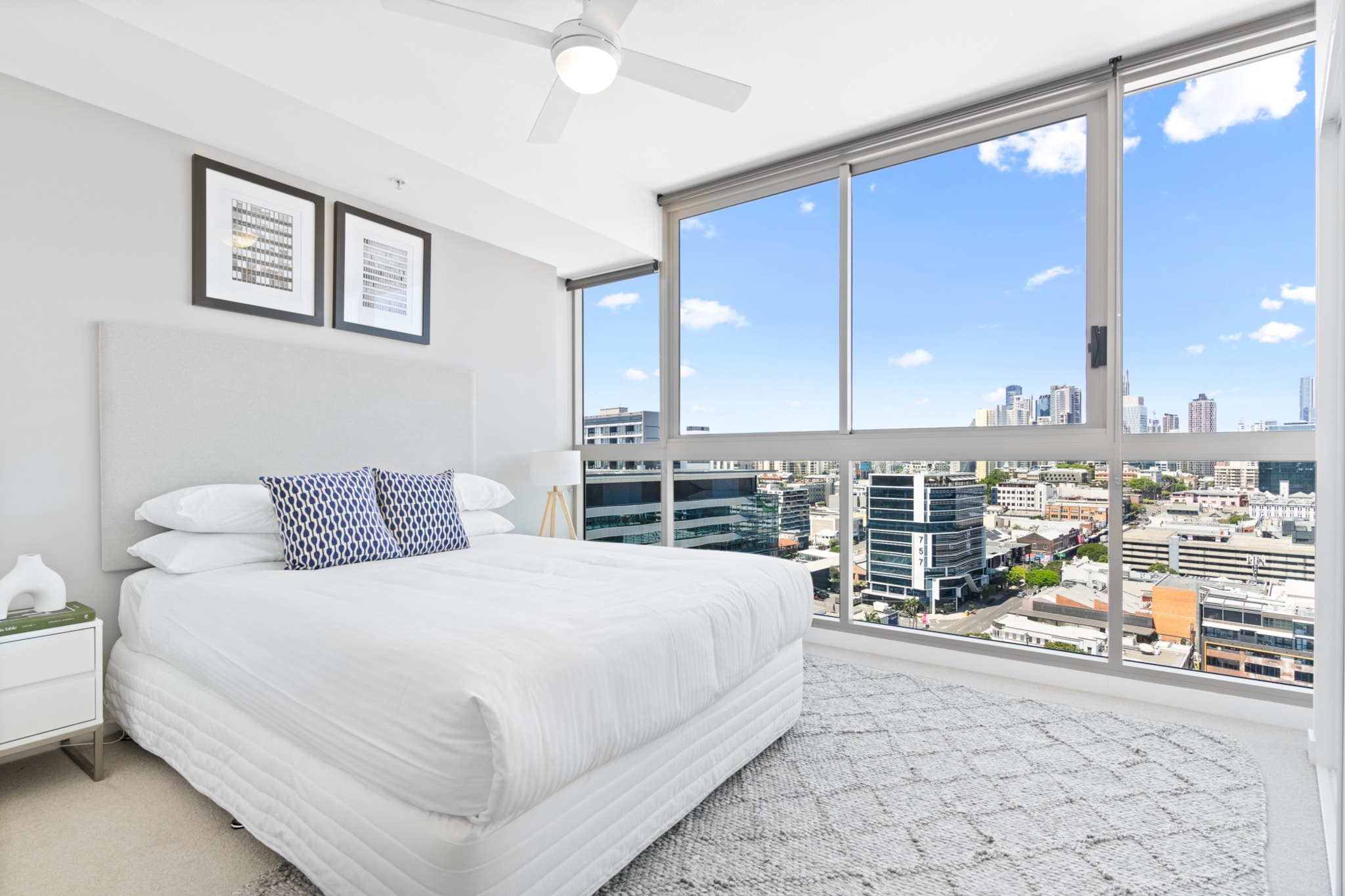 Elegant 2-Bed with Rooftop Dining & Fabulous Views