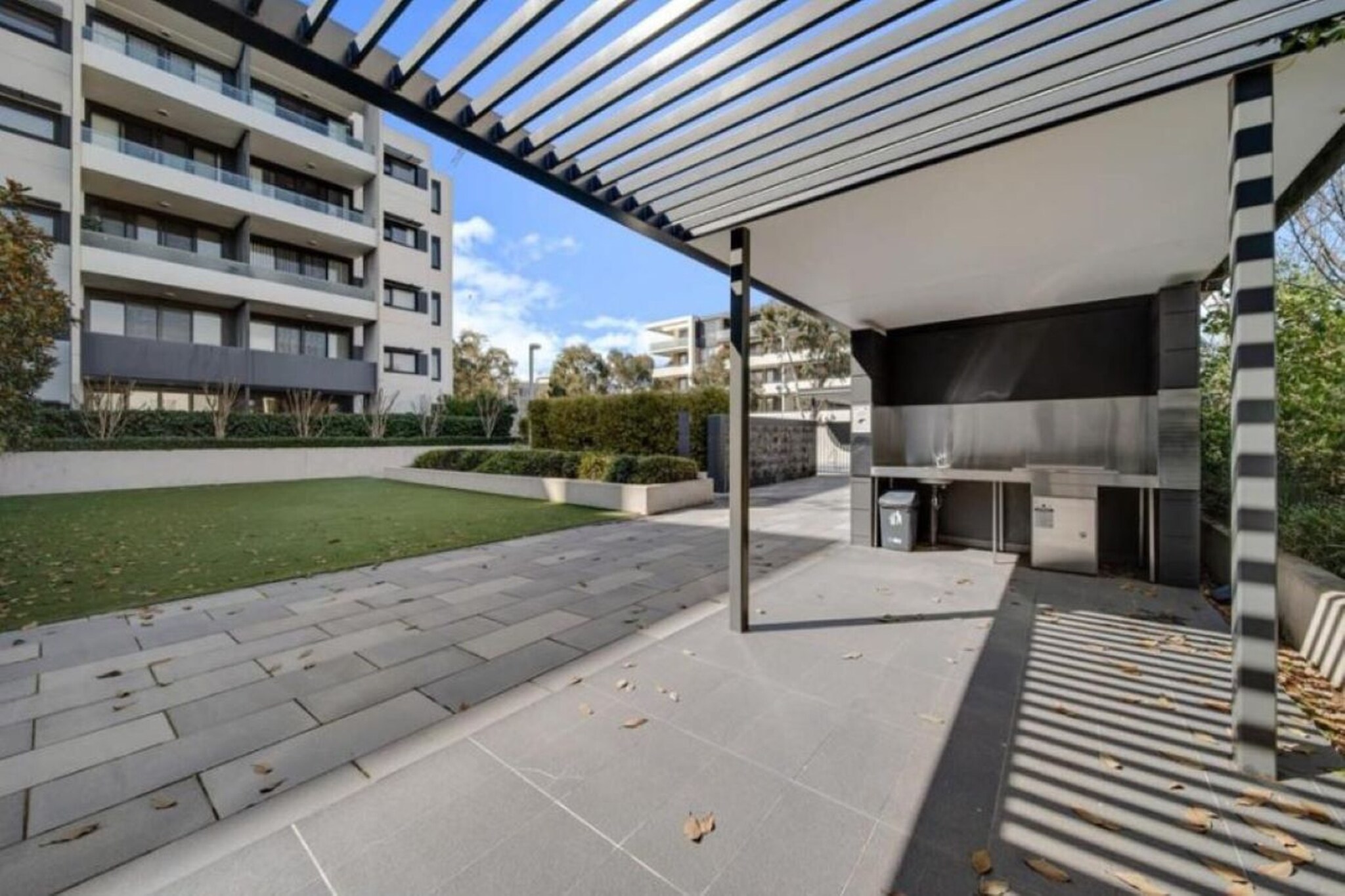 Bed Linen, Elevator, Hot Water, Internet Access DSL, Wardrobe, Kitchen(stove, electric kettle, toaster, coffee machine, oven, microwave, dishwasher, fridge), bedroom(Queen Bed), bedroom(double bed), bathroom(hairdryer, Towels/Sheets (Incl.), shampoo, body soap), First Aid, Play area, TV, tumble dryer, washing machine, balcony or terrace, heating, air conditioning, swimming pool, private outdoor pool, iron, Essentials, dishes and cutlery, Conditioner, Long term stays allowed, Mountain view, Room-darkening shades, Shower gel, Wine glasses