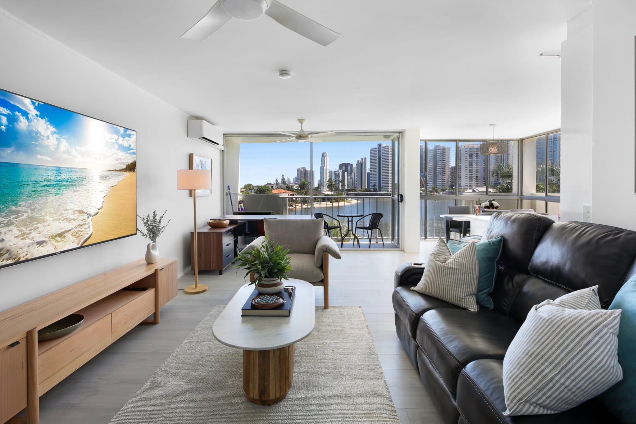 Stylish 2-Bed in Surfers Paradise with River Views