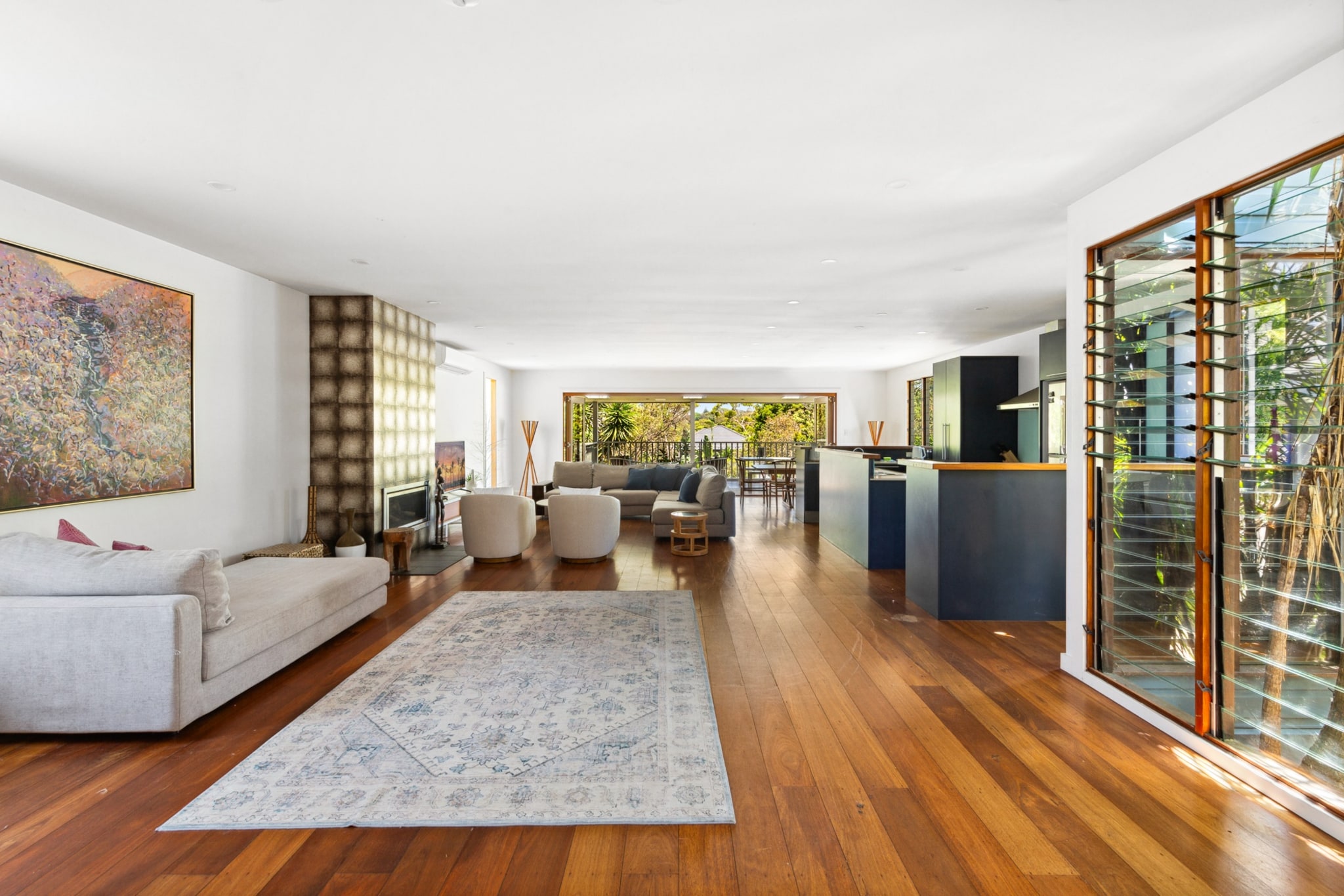 Bed Linen, Desk, Fan, Hot Water, Internet Access DSL, Pool Table, Wardrobe, Living room(TV, dining table, fireplace), Kitchen(stove, electric kettle, toaster, coffee machine, oven, microwave, dishwasher, fridge, freezer), bedroom(Queen Bed), bedroom(double bed), bedroom(double bed), bathroom(shower, washbasin, toilet), bathroom(shower, washbasin, toilet), bathroom(shower, washbasin, toilet), bathroom(shower, washbasin, toilet), First Aid, Play area, tumble dryer, bath tub, washing machine, balcony or terrace, heating, air conditioning, table tennis table, iron, hairdryer, Towels/Sheets (Incl.), shampoo, body soap, Essentials, dishes and cutlery, Dedicated workspace, Carbon monoxide detector, Coffee, Conditioner, Long term stays allowed, Room-darkening shades, Shower gel, Town, Wine glasses