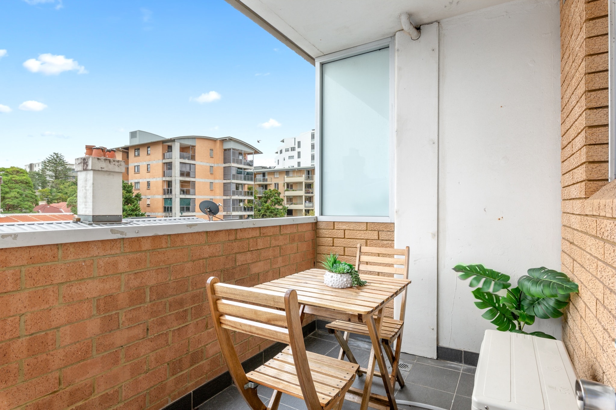 Elevator, Hot Water, Internet Access DSL, Wardrobe, Kitchen(stove, electric kettle, toaster, coffee machine, oven, microwave, fridge, dishes and cutlery, Wine glasses), bedroom(Bed Linen, double bed, Room-darkening shades), bathroom(hairdryer, Towels/Sheets (Incl.), shampoo, body soap, Conditioner, Shower gel), First Aid, Beach, TV, tumble dryer, washing machine, balcony or terrace, heating, air conditioning, iron, Essentials, Long term stays allowed, Near Ocean