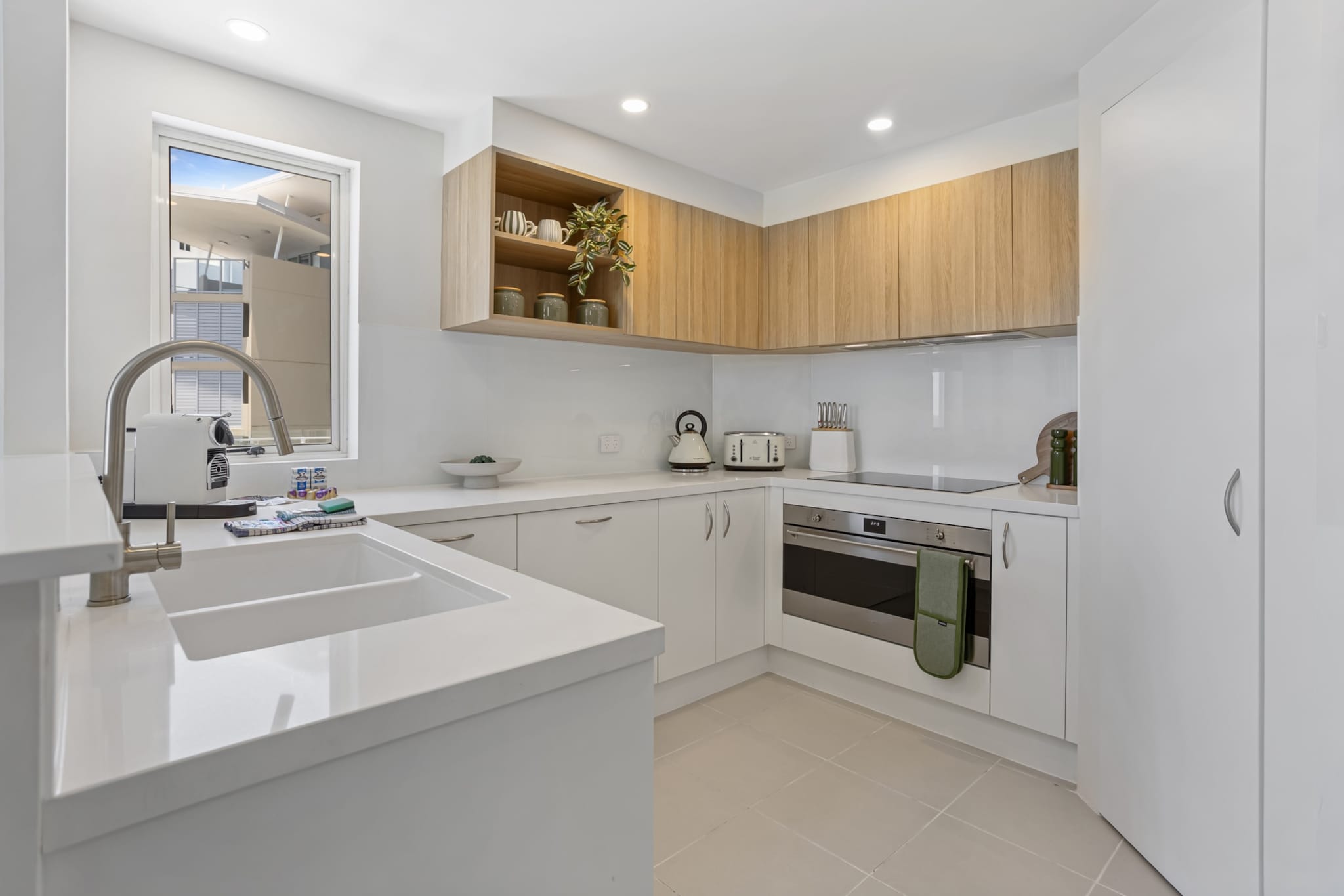 Bed Linen, Elevator, Hot Water, Internet Access DSL, Wardrobe, Kitchen(stove, electric kettle, toaster, coffee machine, oven, dishwasher, dishes and cutlery, Wine glasses), bedroom(Queen Bed), bedroom(Queen Bed), bedroom(single bed), bathroom, bathroom, First Aid, Beach, Play area, TV, stove, electric kettle, toaster, coffee machine, oven, dishwasher, fridge, tumble dryer, bath tub, washing machine, balcony or terrace, heating, air conditioning, iron, hairdryer, Towels/Sheets (Incl.), shampoo, body soap, Essentials, dishes and cutlery, Conditioner, Long term stays allowed, Near Ocean, Room-darkening shades, Sea view, Shower gel, Wine glasses