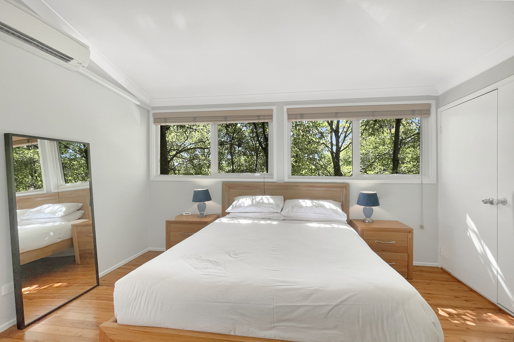 Bed Linen, Hot Water, Internet Access DSL, Wardrobe, Living room(TV, seating area, air conditioning), Kitchen(dining table, stove, electric kettle, toaster, oven, microwave, dishwasher, fridge, dishes and cutlery), bedroom(Queen Bed), bedroom(Queen Bed), bedroom(single bed, double bed), bathroom(bath tub, shower, washbasin, toilet, hairdryer, Towels/Sheets (Incl.), Essentials), bathroom(shower, washbasin, toilet, hairdryer, Towels incl., Essentials), First Aid, Beach, Indoor play area, Play area, tumble dryer, washing machine, balcony or terrace, heating, iron, Long term stays allowed, Near Ocean, Wine glasses